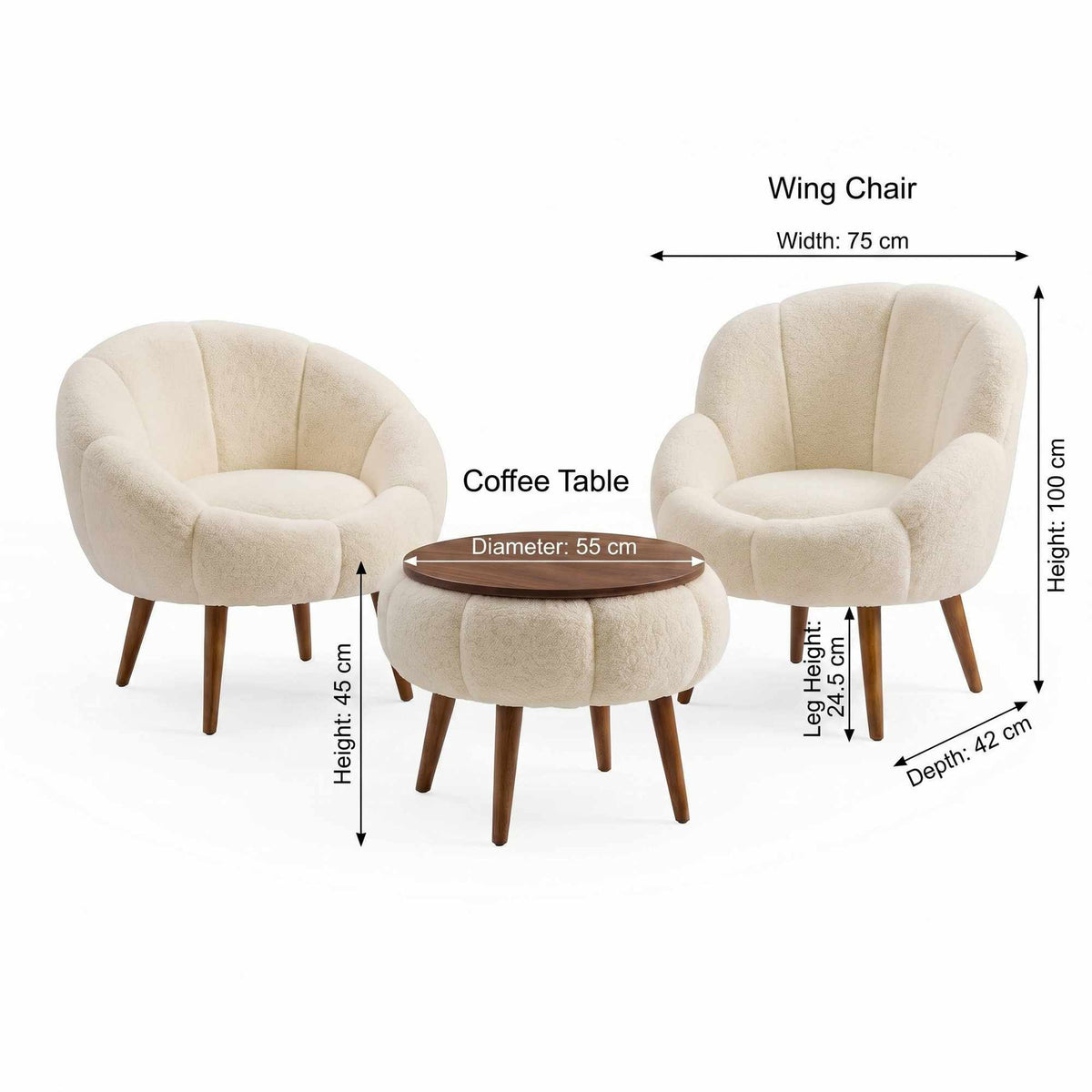 Zwei cremefarbene Ohrensessel aus Wellsoft-Stoff mit Eschenholzbeinen neben einem runden Couchtisch aus melaminbeschichteter Spanplatte.