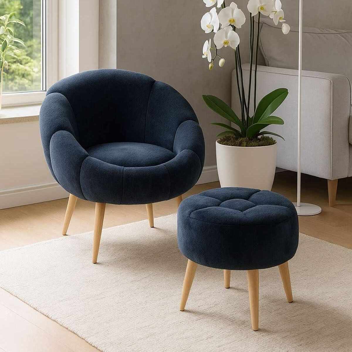 Anthrazitfarbener Ohrensessel mit hoher Rückenlehne und passendem runden Pouf, Bezug aus Wellsoft-Stoff, Beine aus Eschenholz.