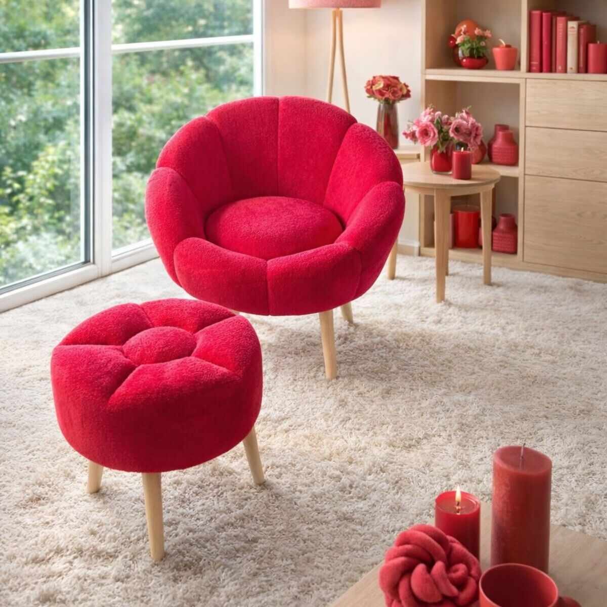 Fuchsiafarbener Ohrensessel mit Wellsoft-Stoffbezug und Eschenholzbeinen neben passendem rundem Pouf, zweiteiliges Set.