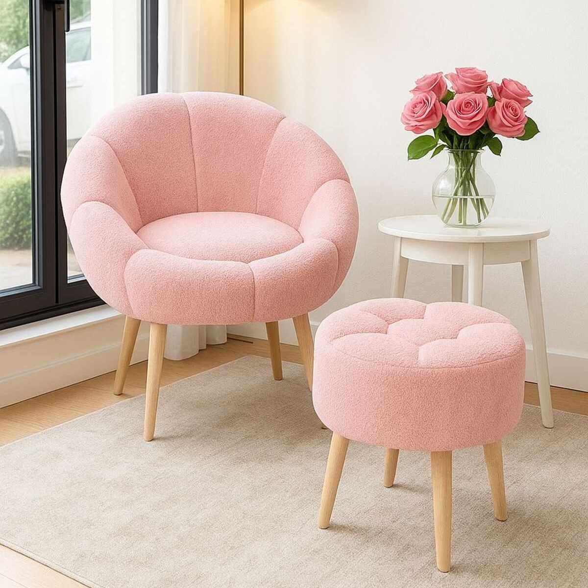 Rosa Ohrensessel mit Wellsoft-Stoffbezug und Eschenholzbeinen neben passendem runden Pouf, Sitzmöbel-Set aus zwei Teilen.