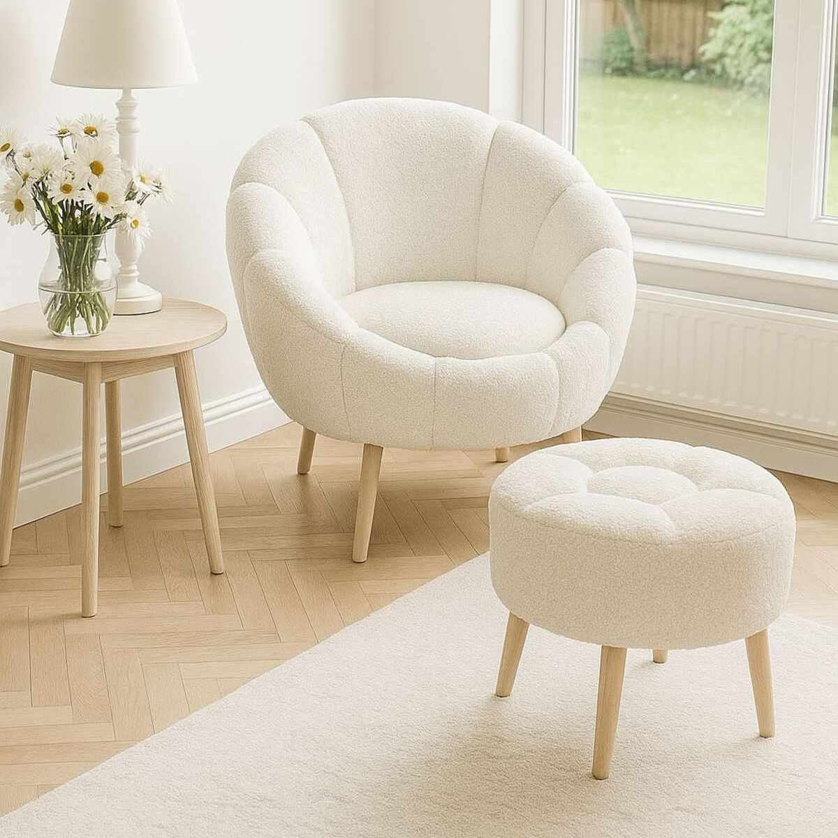Weisser Ohrensessel mit passendem Pouf, Wellsoft-Stoffbezug, Eschenholzbeinen und gepolstertem Sitzkissen aus superweichem Schaumstoff