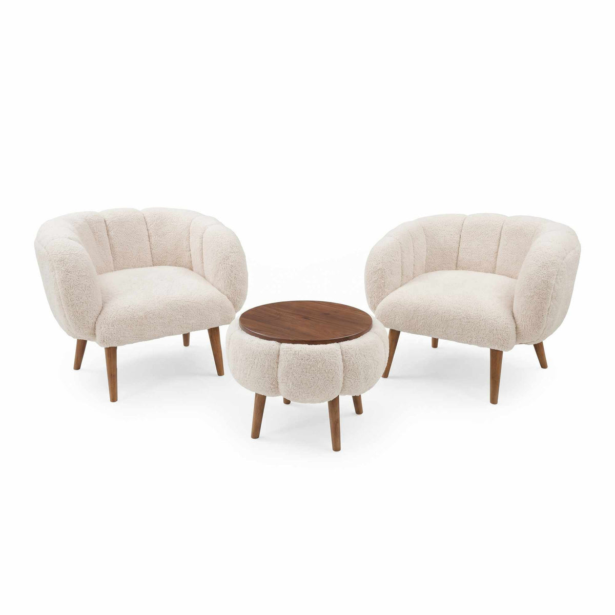 Zwei beige Ohrensessel mit Wellsoft-Stoffbezug und Eschenholzbeinen neben rundem Couchtisch mit heller Holzoptik, Set aus drei Teilen.