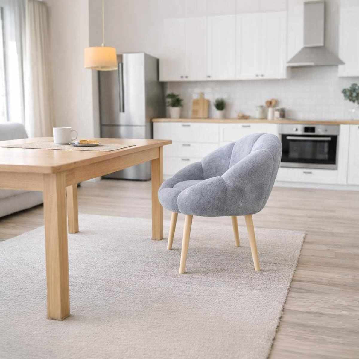 Grauer Ohrensessel mit Wellsoft-Stoffbezug, hohem Rücken und Beinen aus Eschenholz, Ansicht des kompletten Sessels von vorne.