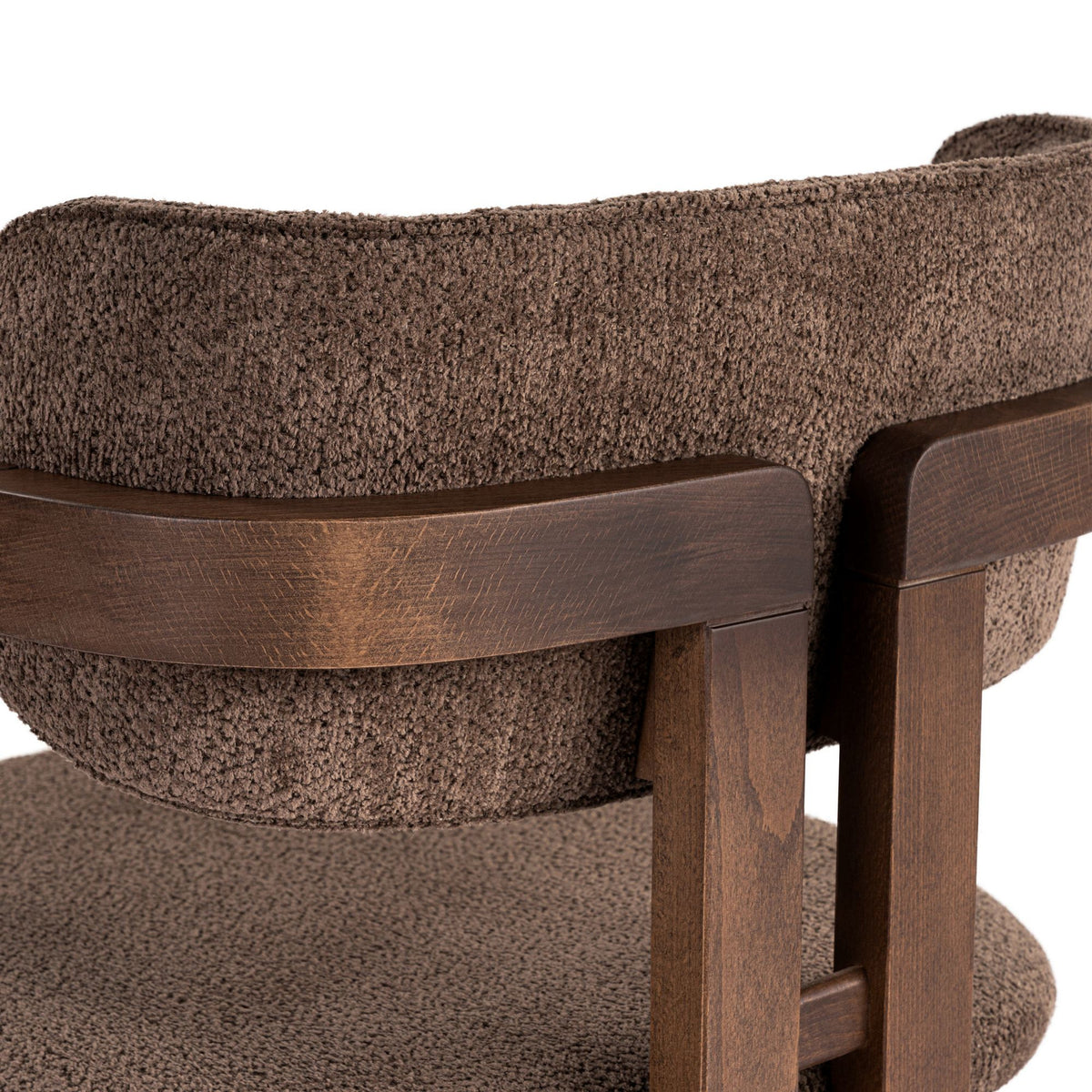 Braun-dunkelnussbaumfarbener Stuhl mit Chenille-Bezug, Holzbeinen aus Buche und gepolsterter Sitzfläche sowie Rückenlehne.
