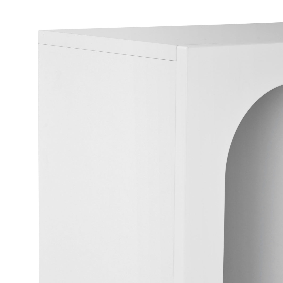 Weisses Bücherregal aus melaminbeschichteter Spanplatte mit MDF-Türen, Masse 60 x 32 x 150 cm, mit mehreren offenen Fächern für Bücher und Dekoration.