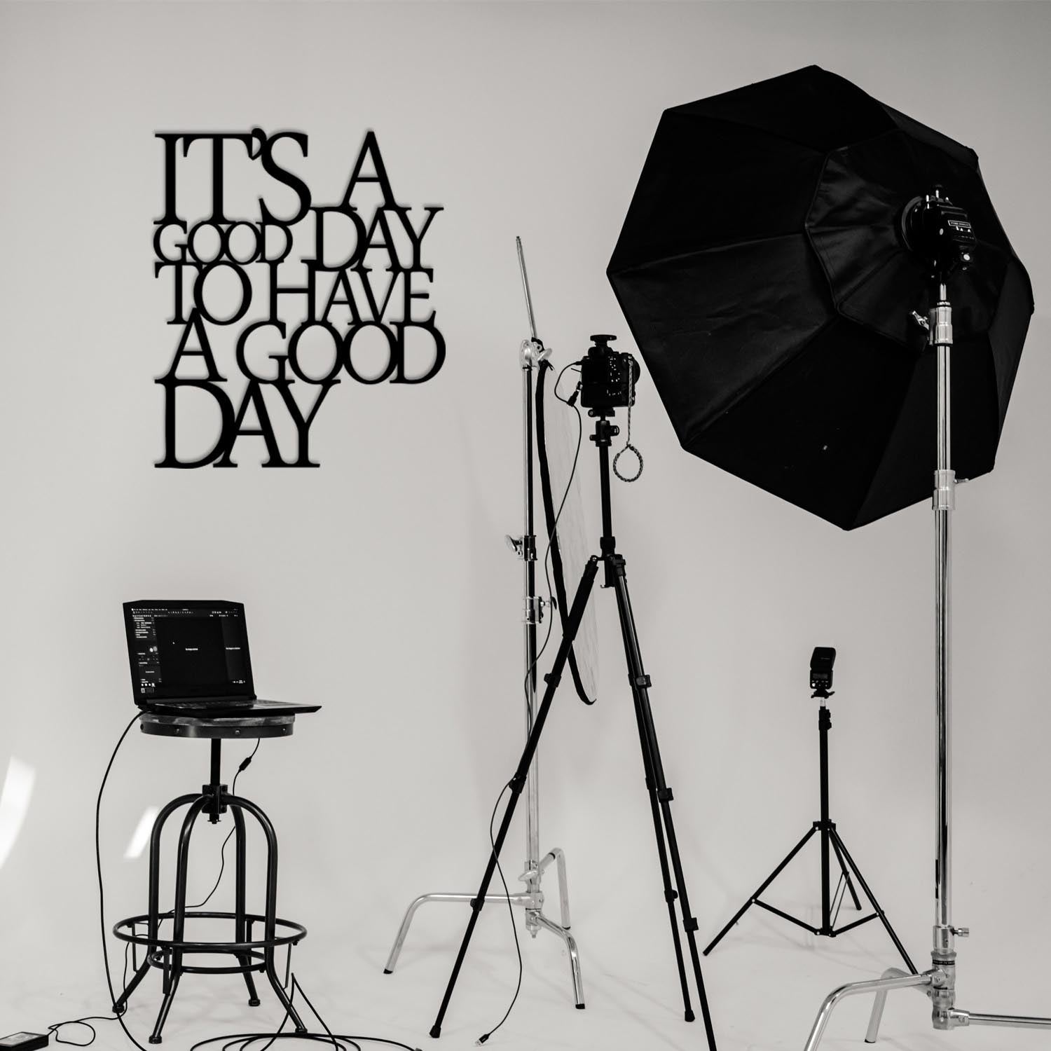 Its A Good in Schwarz präsentiert im Onlineshop von KAQTU Design AG. Wanddeko ist von Wallity