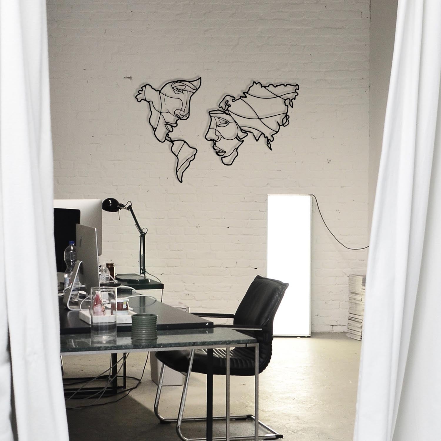 Suret Two in Schwarz präsentiert im Onlineshop von KAQTU Design AG. Wanddeko ist von Wallity