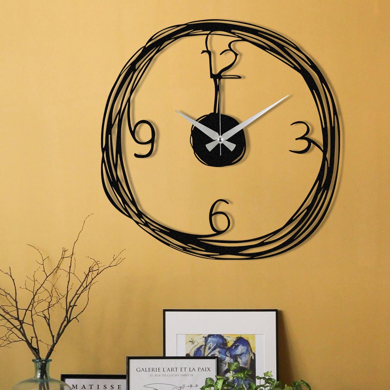 Gergo in Schwarz präsentiert im Onlineshop von KAQTU Design AG. Wanduhr ist von Wallity