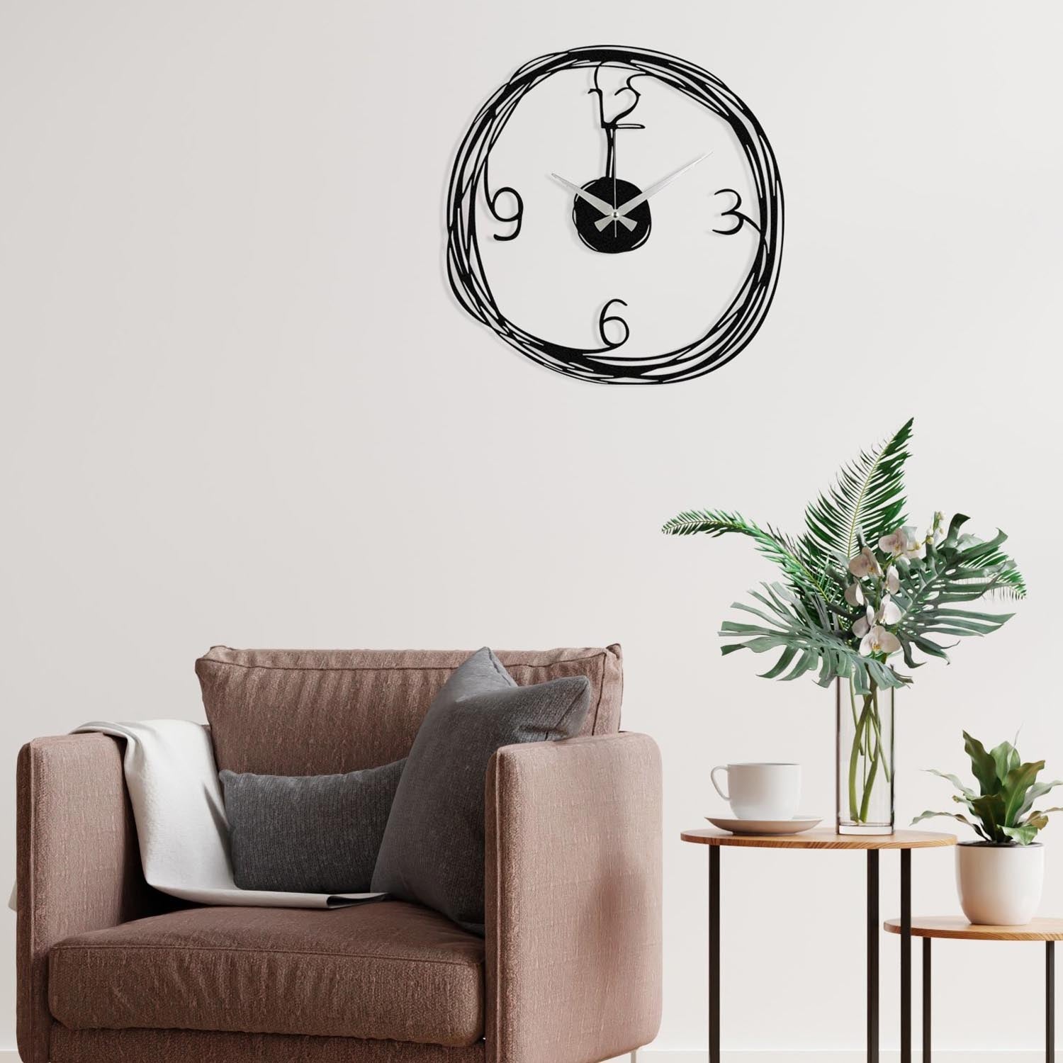 Gergo in Schwarz präsentiert im Onlineshop von KAQTU Design AG. Wanduhr ist von Wallity