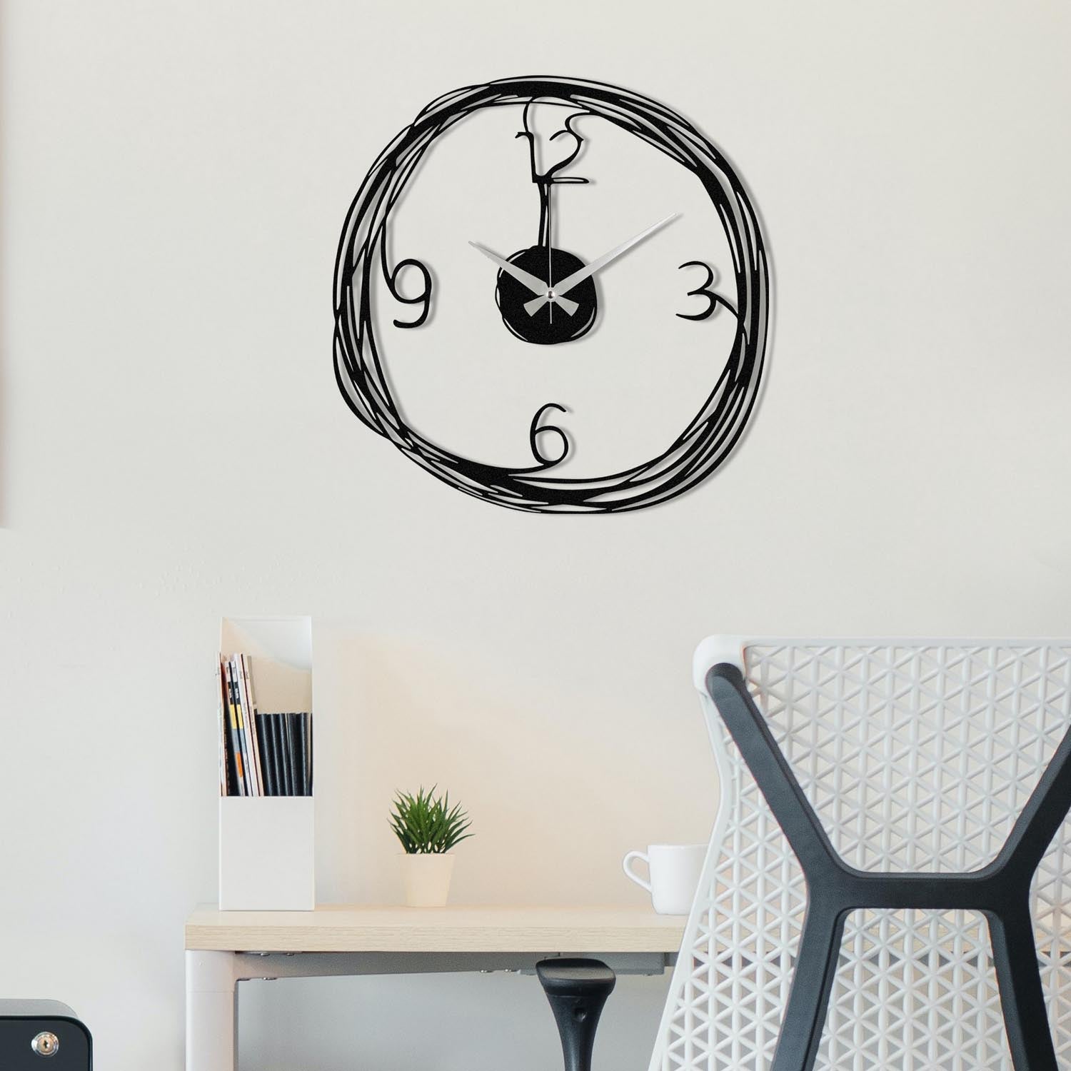 Gergo in Schwarz präsentiert im Onlineshop von KAQTU Design AG. Wanduhr ist von Wallity