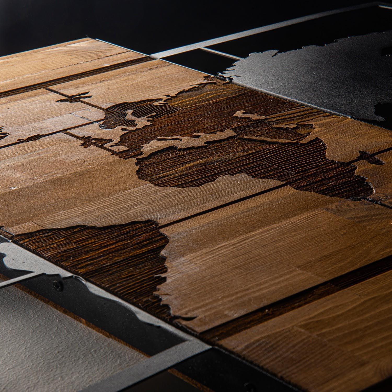 World Map Wıth Compass in Schwarznuss präsentiert im Onlineshop von KAQTU Design AG. Wanddeko ist von Wallity