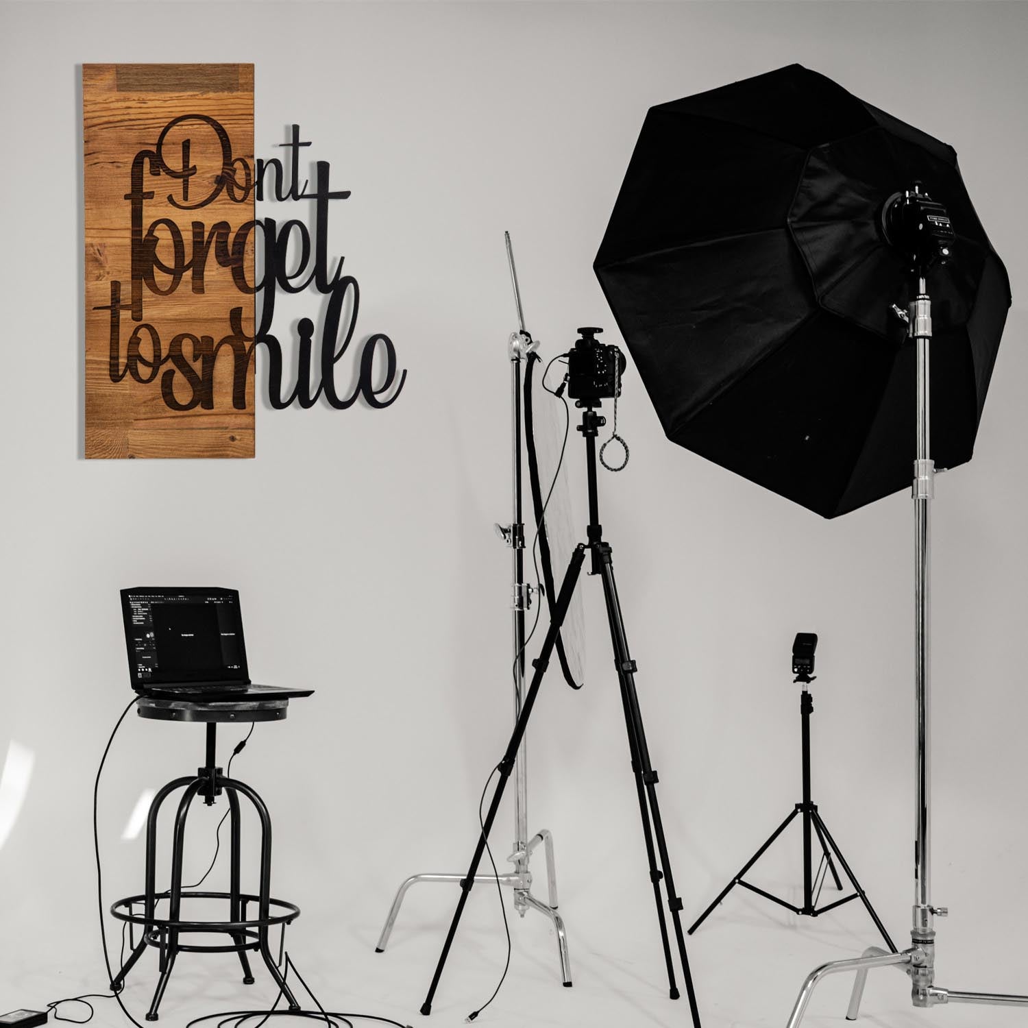 Dont Forget To Smıle in Schwarznuss präsentiert im Onlineshop von KAQTU Design AG. Wanddeko ist von Wallity