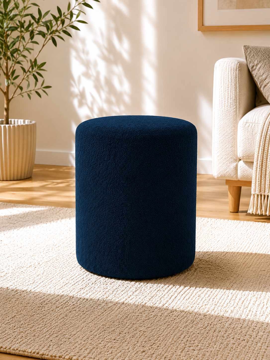 Runder blauer Pouf von Hanah Home mit Wellsoft-Stoffbezug, Kunststoffbeinen und gepolsterter Sitzfläche, Durchmesser 40 cm.