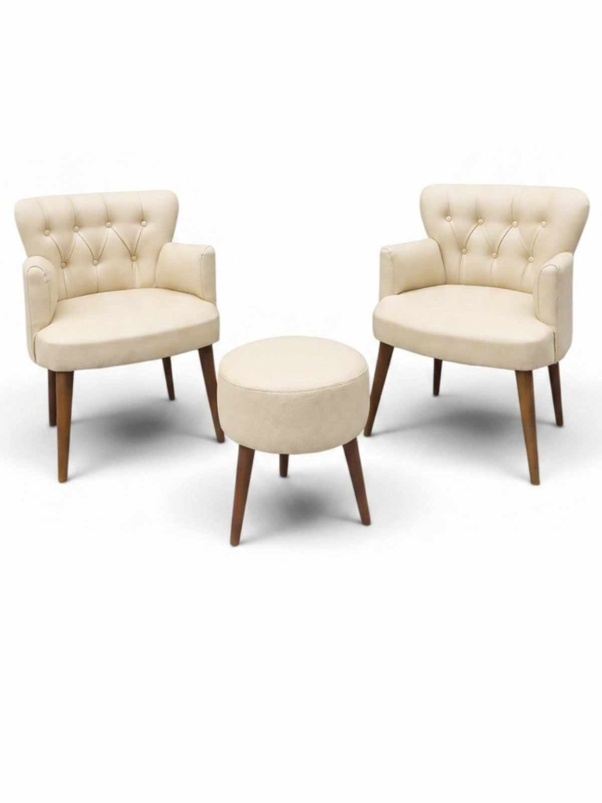 Zwei cremefarbene Ohrensessel aus PU-Leder mit Hainbuche-Beinen und ein passender runder Hocker, dreiteiliges Set von Hanah Home.