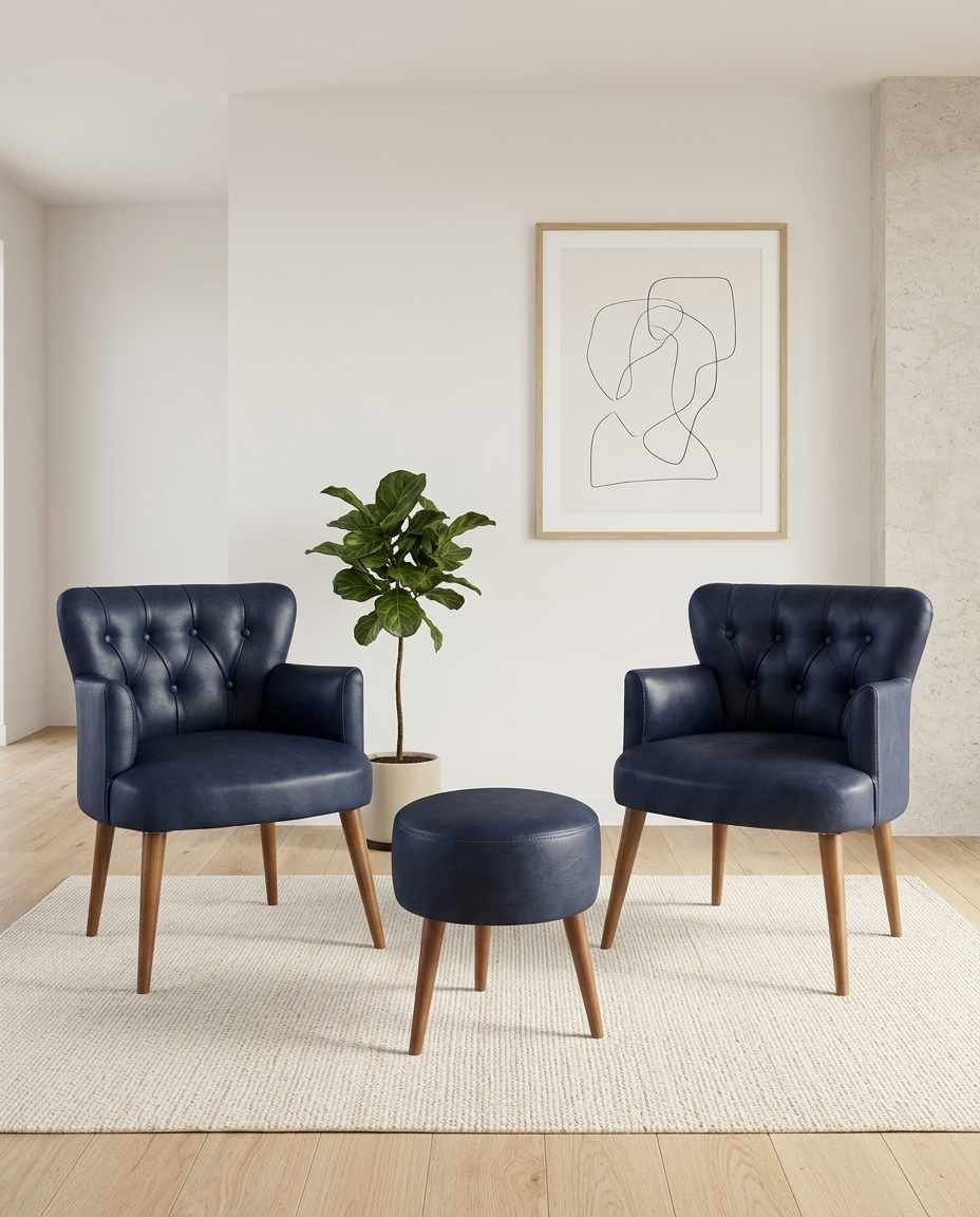 Dunkelblauer Ohrensessel mit passendem Hocker aus PU-Leder, Hainbuche-Beinen und gepolsterter Sitzfläche, 3-teiliges Set von Hanah Home.