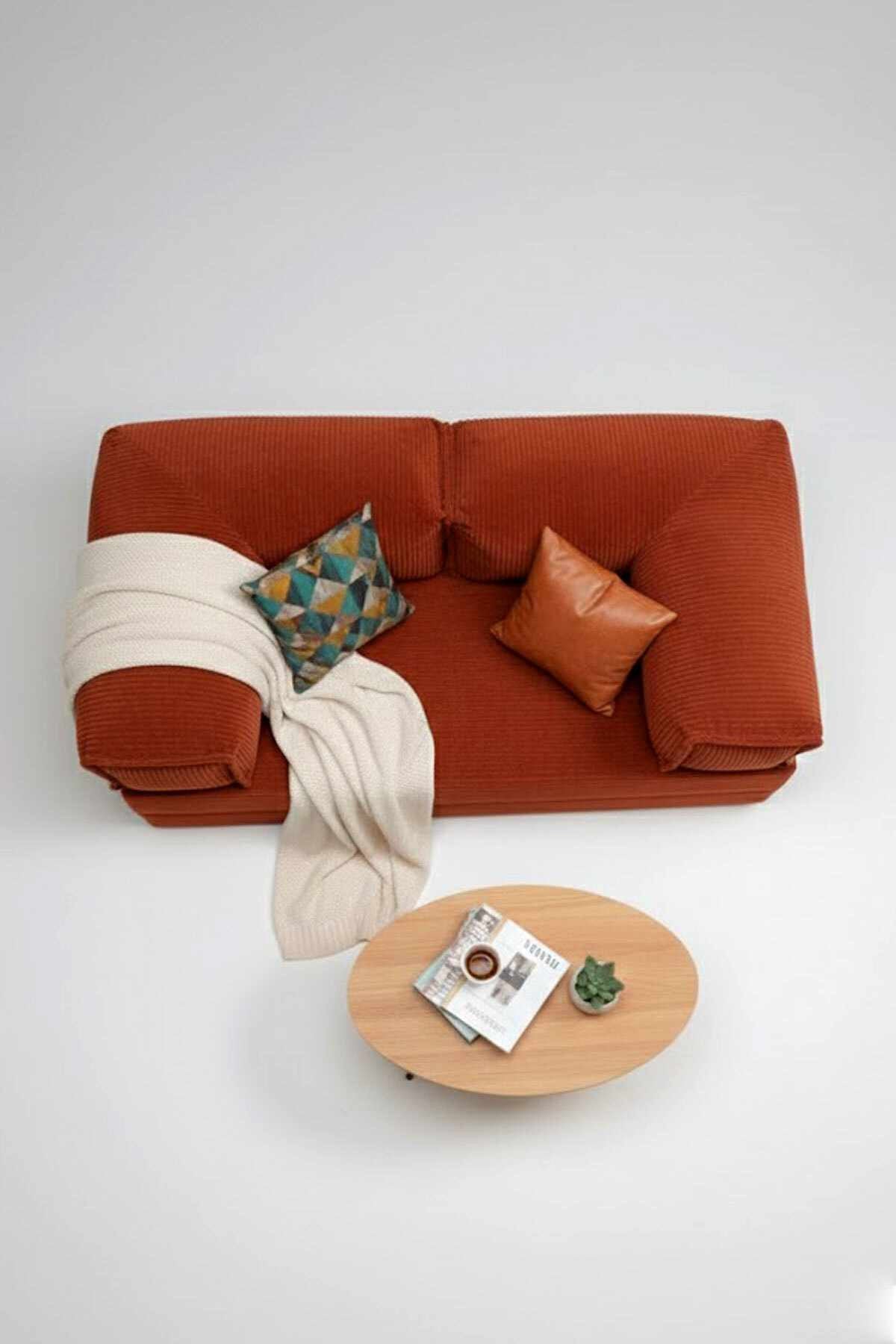 Zweisitzer-Sofa Milano in Ziegelrot mit Bezug aus Polyester und Leinen, abgerundeten Armlehnen und zwei losen Kissen.