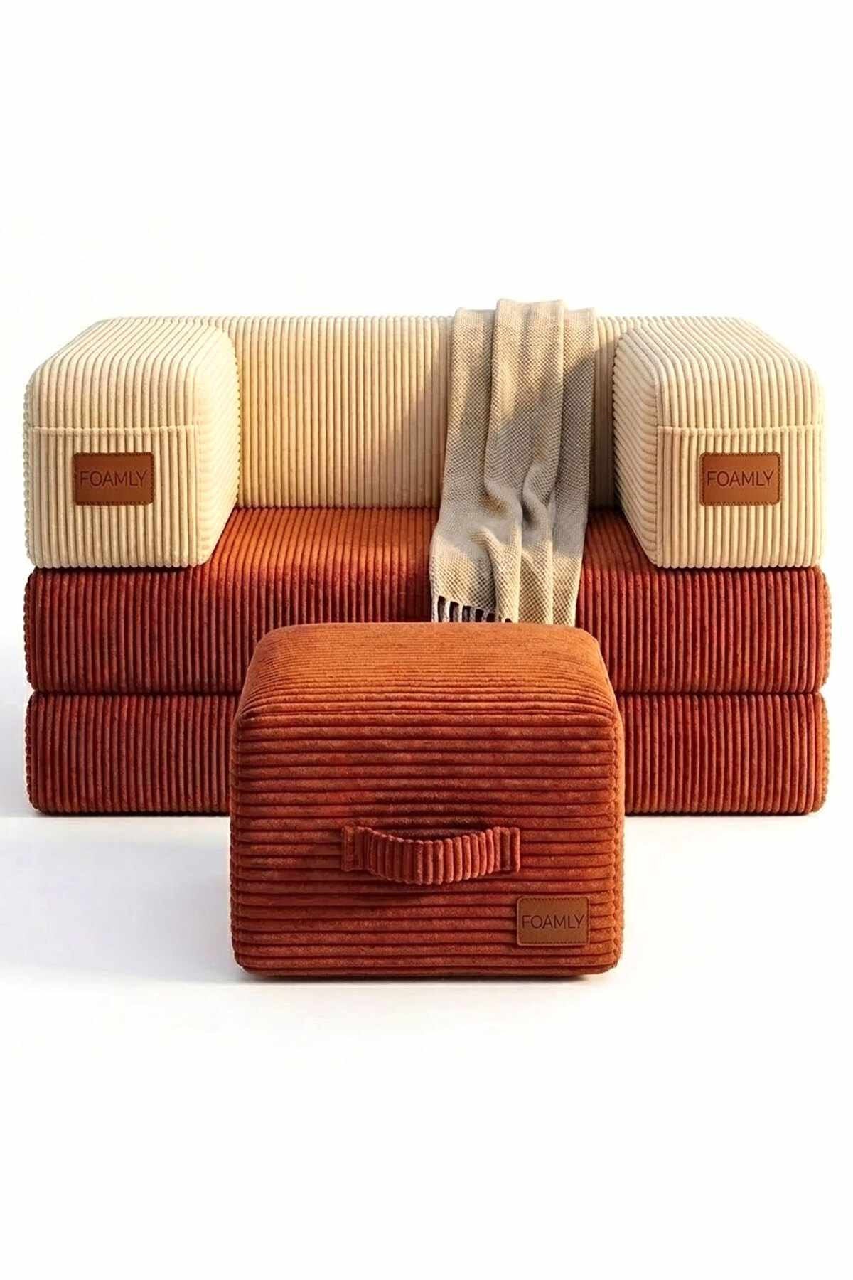 1-Sitzer Sofa und passender Pouf von Hanah Home in Ziegelrot und Creme, Bezug aus Polyester und Leinen, mit zwei Kissen und rutschfester Sohle.