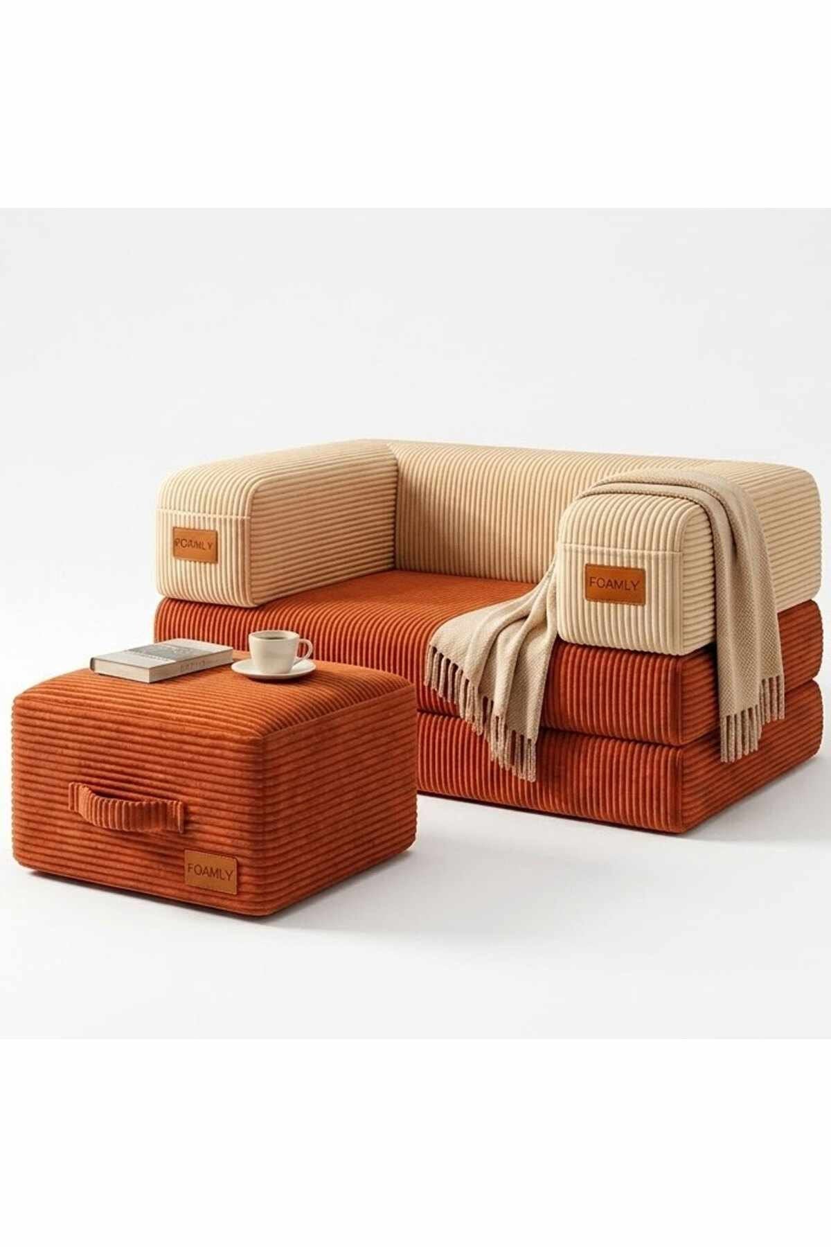 1-Sitzer Sofa und passender Pouf von Hanah Home in Ziegelrot und Creme, Bezug aus Polyester und Leinen, mit zwei Kissen und rutschfester Sohle.