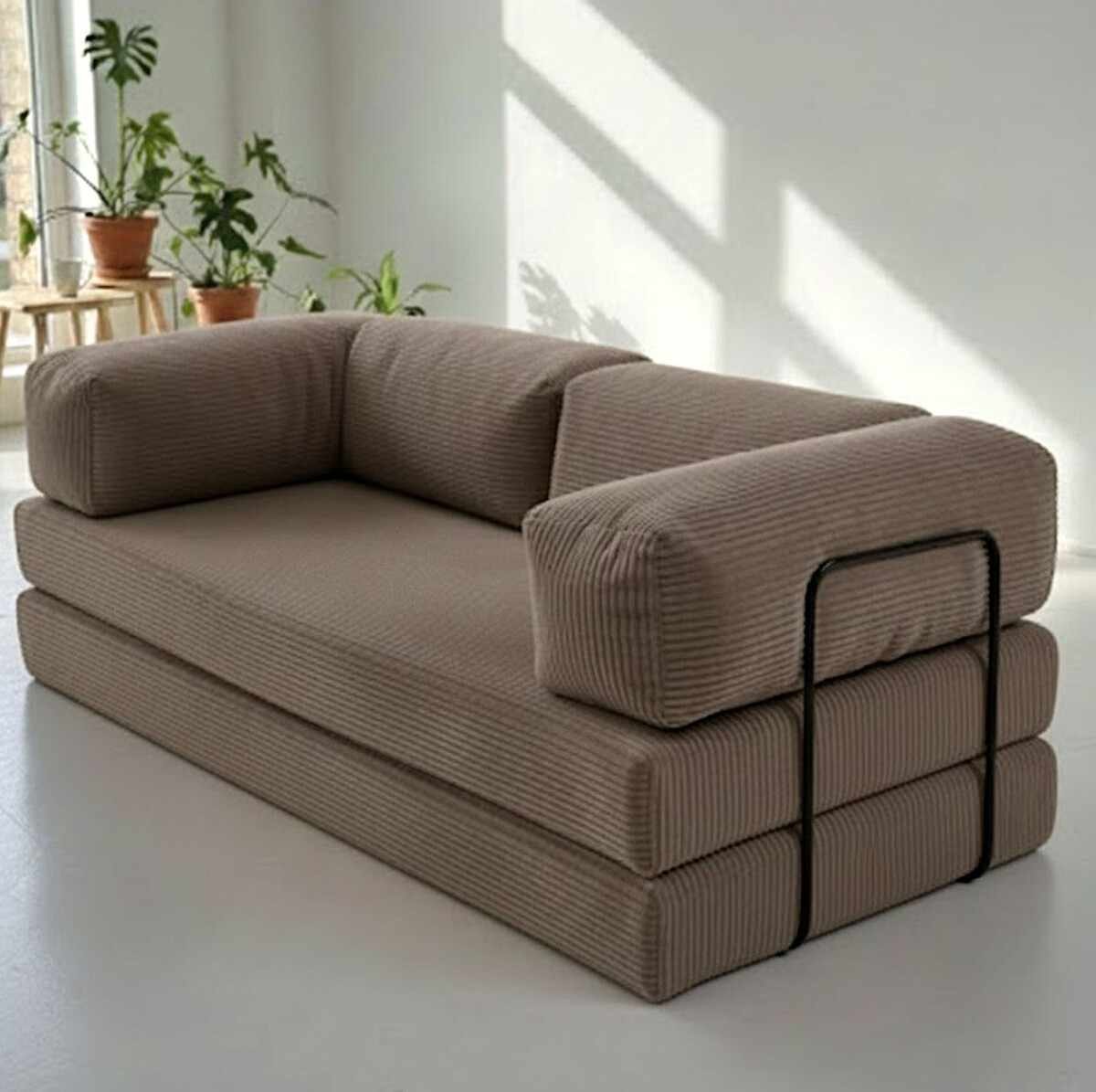Dreisitzer-Sofa Inci in Mink mit Polyester-Leinen-Bezug, zwei Kissen, vier Eisen-Stützstreben und rutschfester Sohle auf hellem Untergrund.