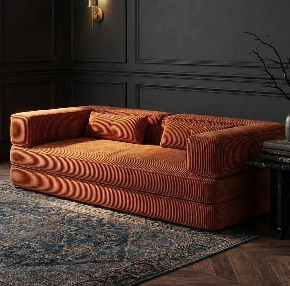 Ziegelrotes 3-Sitzer-Sofa von Hanah Home aus Polyester/Leinen-Stoff mit zwei Kissen, auf vier Eisen-Stützstreben stehend, seitliche Ansicht.