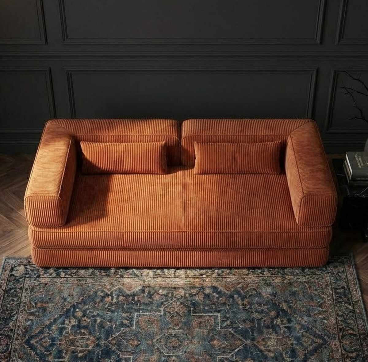 Ziegelrotes 3-Sitzer-Sofa von Hanah Home aus Polyester/Leinen-Stoff mit zwei Kissen, auf vier Eisen-Stützstreben stehend, seitliche Ansicht.