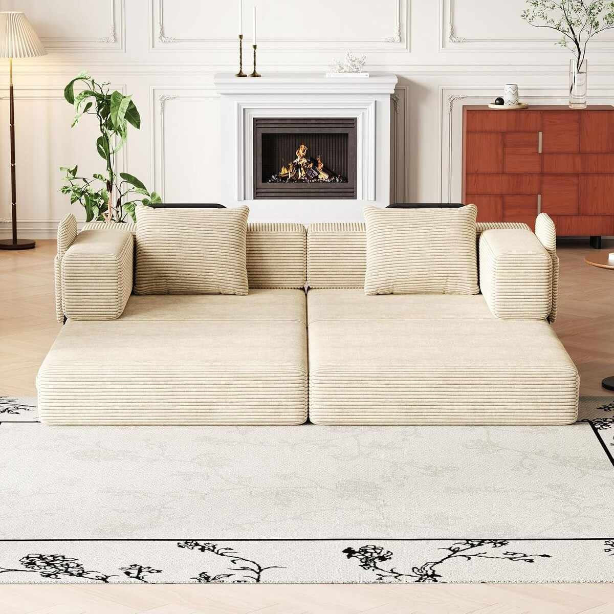 Cremefarbenes 3-Sitzer Schlafsofa aus Polyester/Leinen mit Eisengestell, zwei Kissen und ausziehbarer Liegefläche in Türkei produziert.