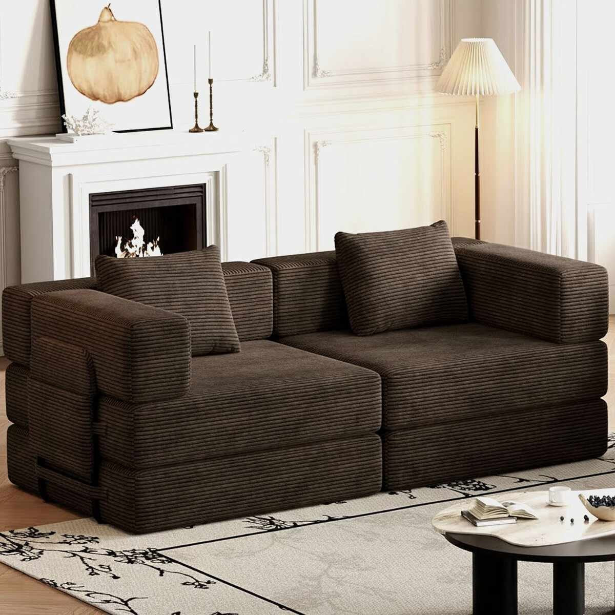 Braunes 3-Sitzer Schlafsofa aus Polyester und Leinen mit vier Eisen-Stützstreben, minimalistisches Design, zwei Kissen auf der Sitzfläche.