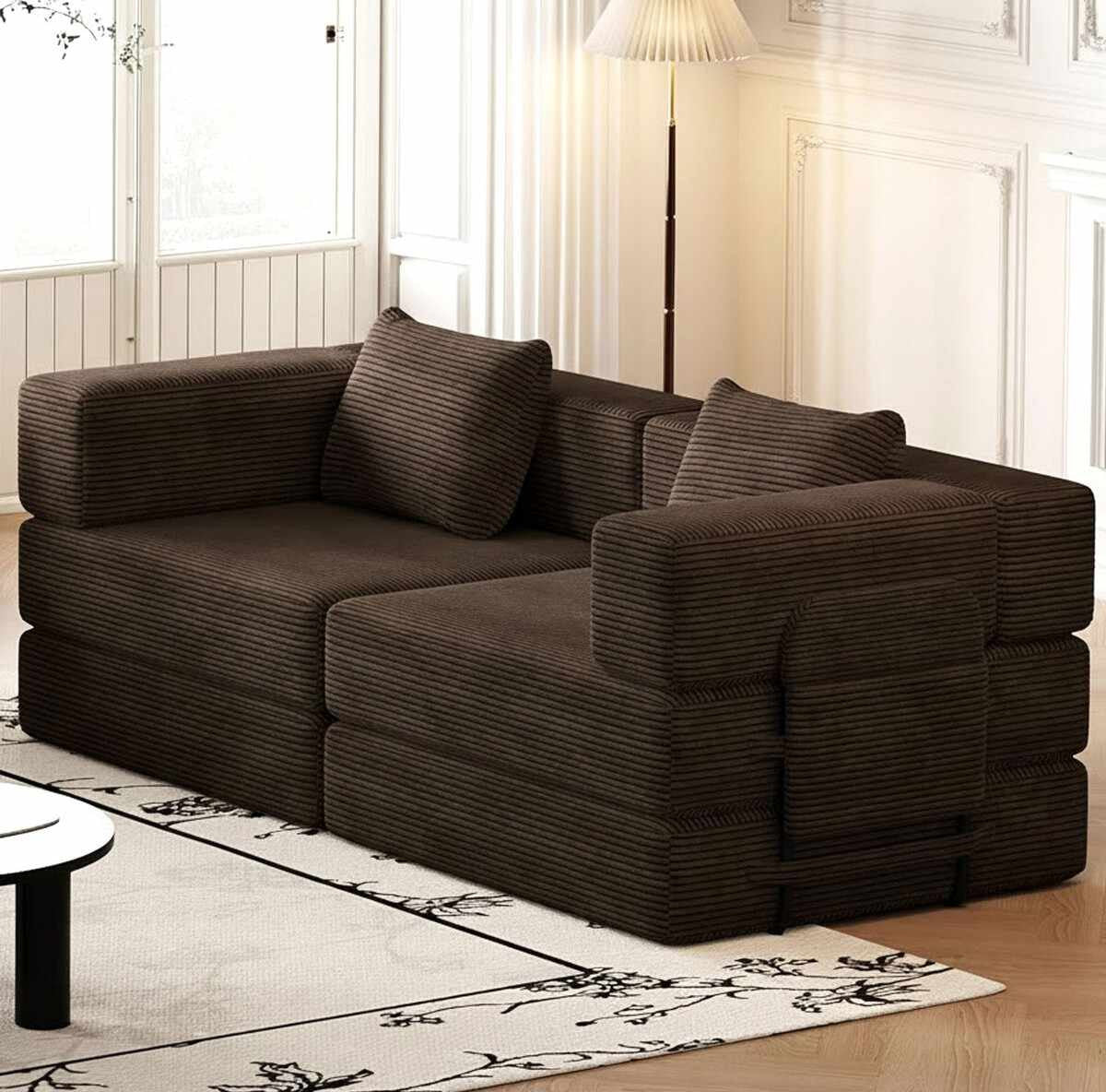 Braunes 3-Sitzer Schlafsofa aus Polyester und Leinen mit vier Eisen-Stützstreben, minimalistisches Design, zwei Kissen auf der Sitzfläche.