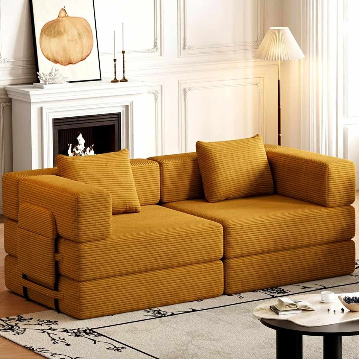 Senfgelbes 3-Sitzer Schlafsofa aus Polyester/Leinen mit Schaumstofffüllung, Eisenstützstreben und zwei Kissen, Frontalansicht auf hellem Hintergrund.