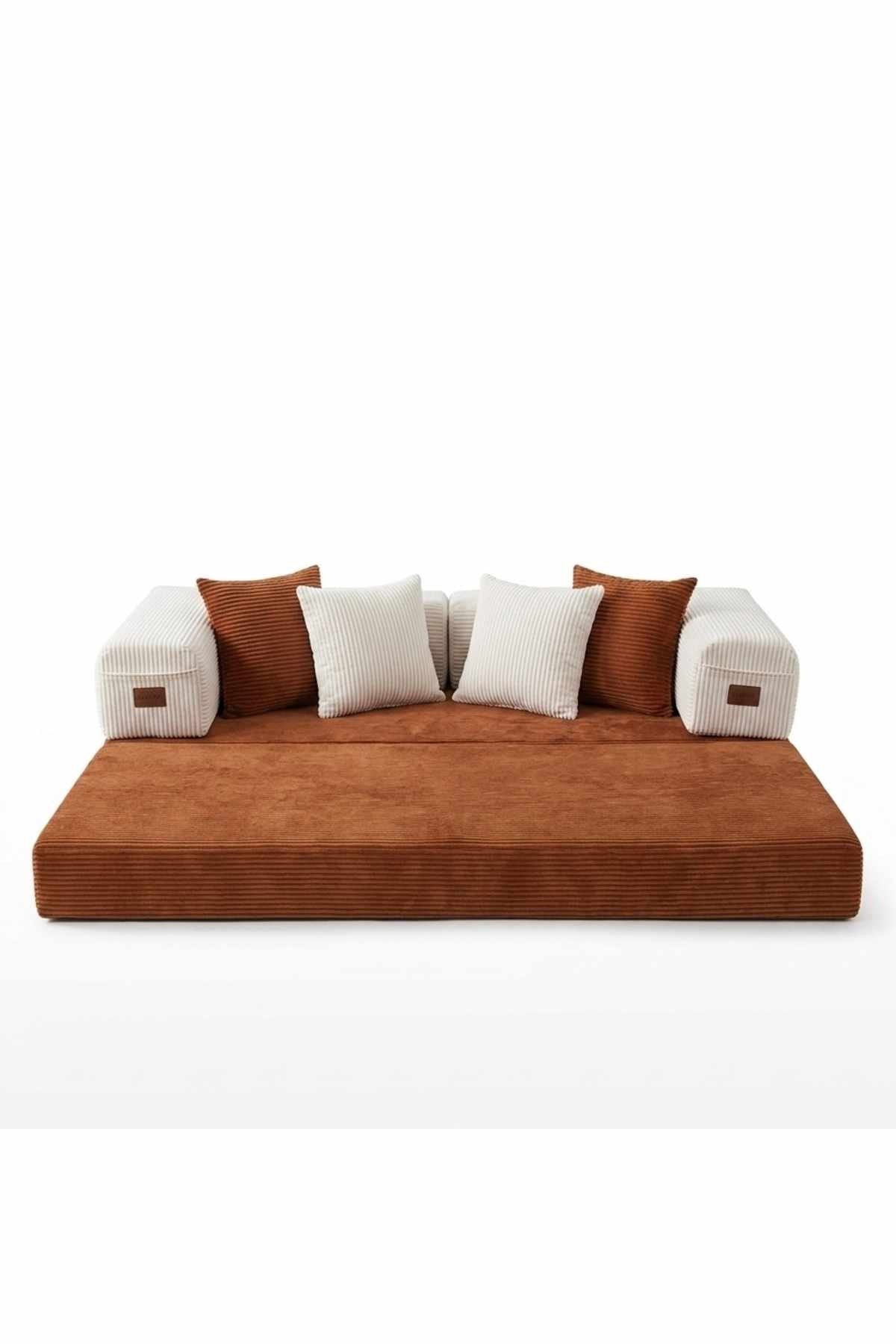 Zweiteiliges Sofa-Set mit Hocker in Ziegelrot und Creme, Bezug aus Polyester und Leinen, sechs Kissen, Eisen-Stützstreben sichtbar.