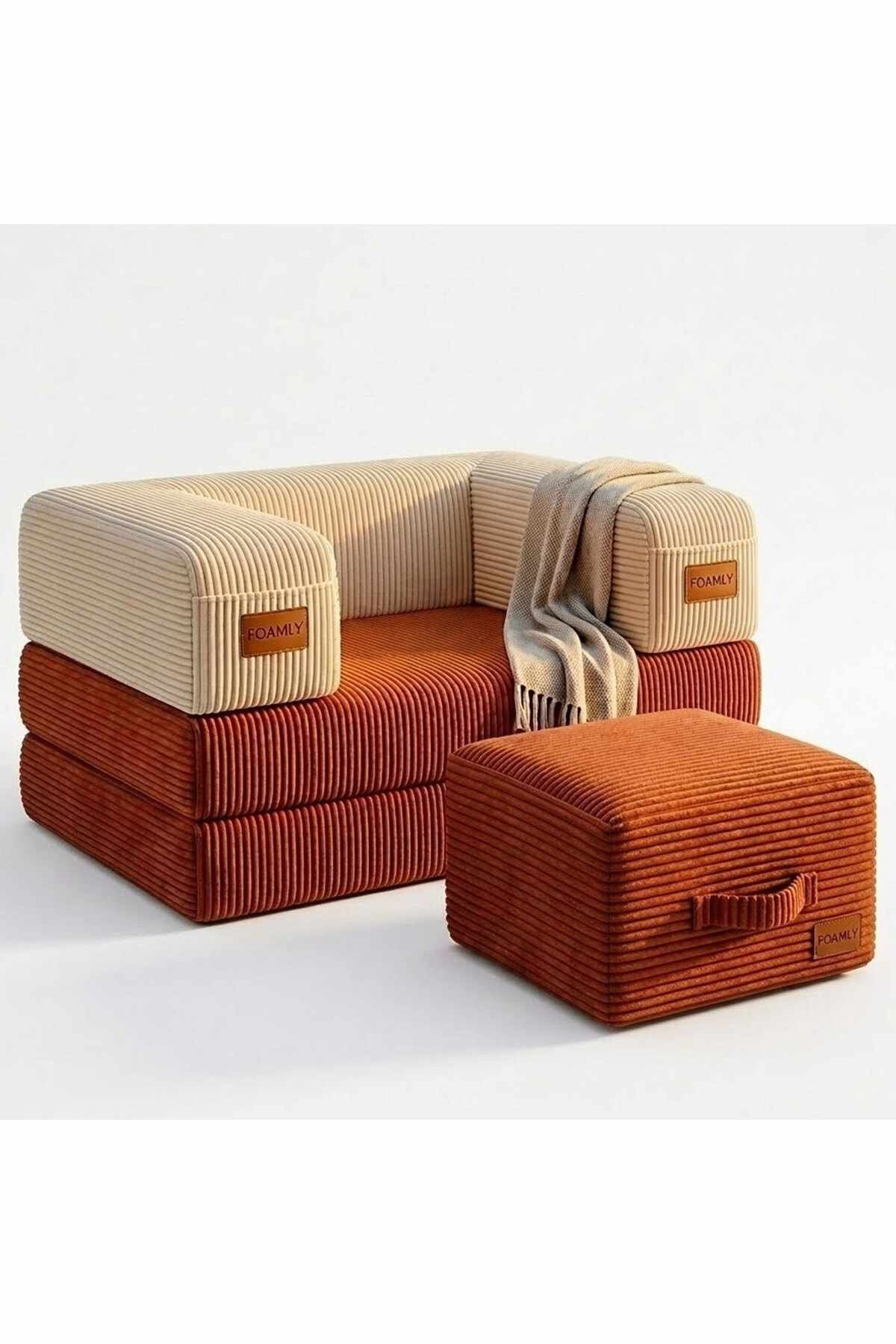 Zweiteiliges Sofa-Set mit Hocker in Ziegelrot und Creme, Bezug aus Polyester und Leinen, sechs Kissen, Eisen-Stützstreben sichtbar.