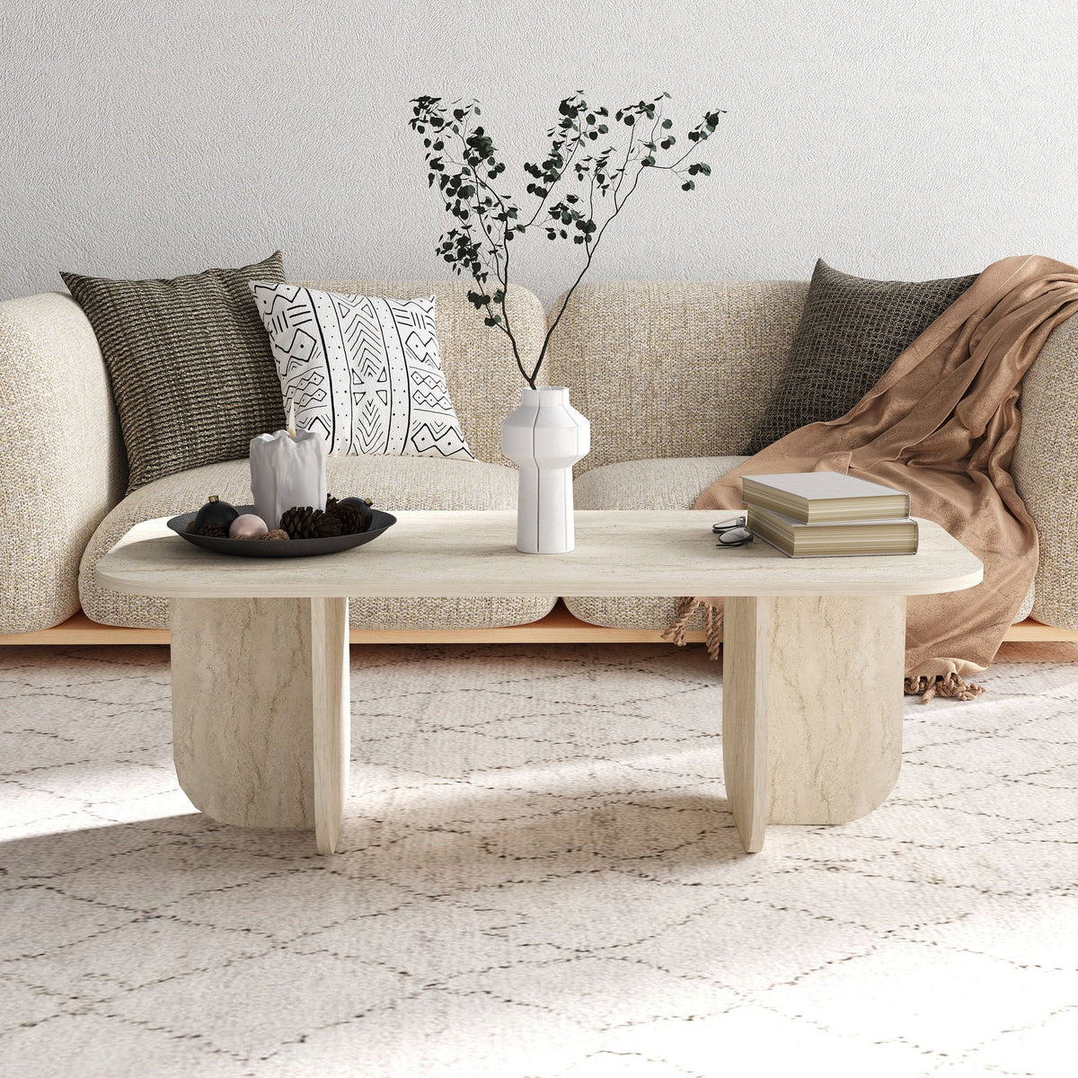 Rechteckiger Couchtisch Becaj von Hanah Home in Travertin-Farbe mit Marmor-Optik, Oberfläche aus melaminbeschichteter Spanplatte, Masse 120x60x41,4 cm.