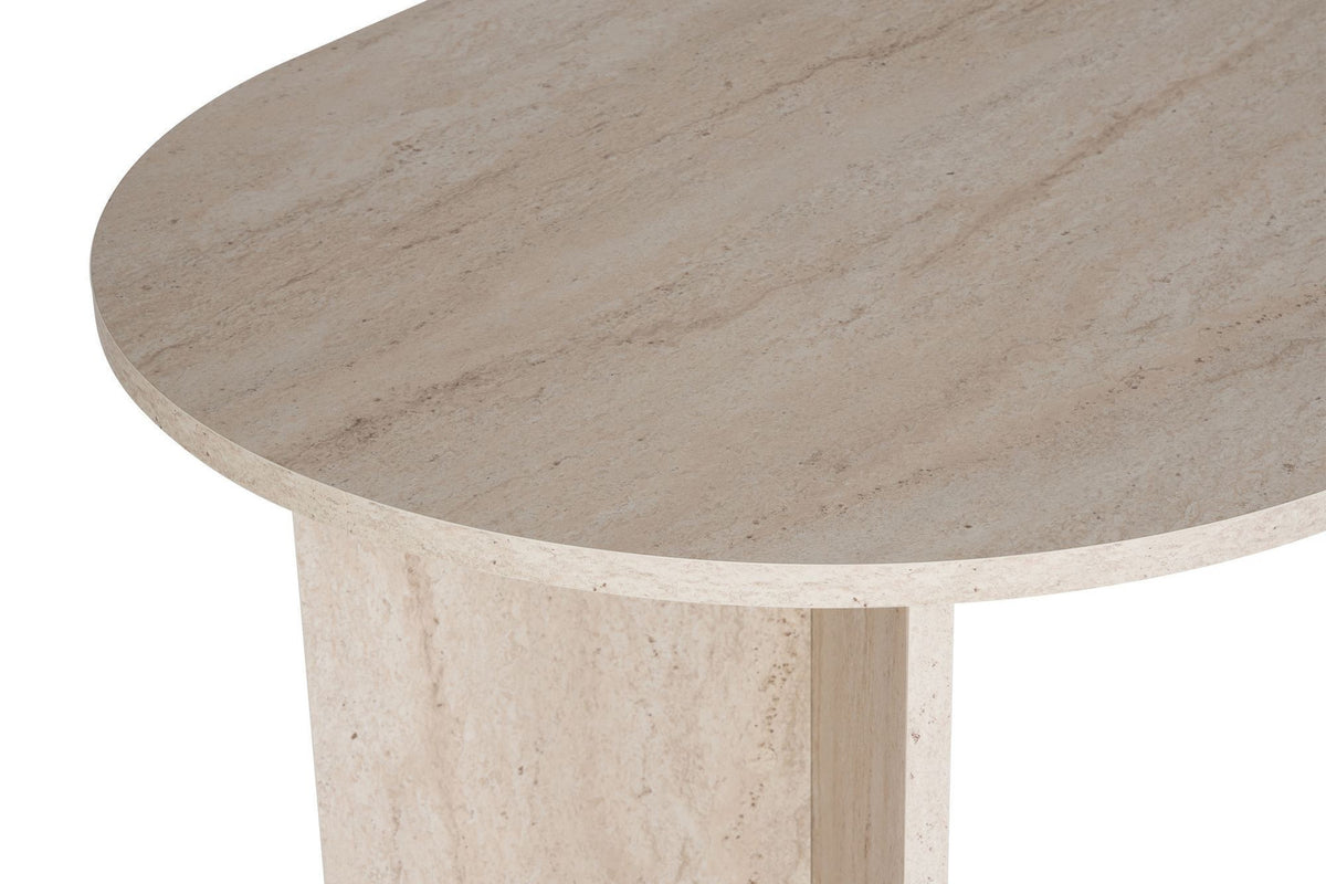 Foto des Sablin Esstisch in Travertin von Nordure, rechteckige Tischplatte aus melaminbeschichteter Spanplatte mit Marmor-Optik in Beige.
