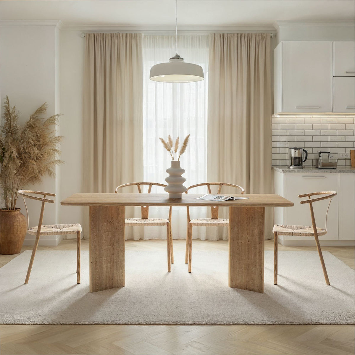 Rechteckiger Esstisch aus melaminbeschichteter Spanplatte in Honig-Eiche, Masse 180x90x75 cm, schlichtes, modernes Design für den Esstisch-Bereich.