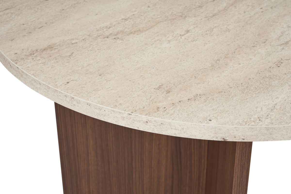 Rechteckiger Esstisch mit Tischplatte in Travertin-Optik und Milano-Walnuss-Farbton, Masse 180x90x75 cm, aus melaminbeschichteter Spanplatte.