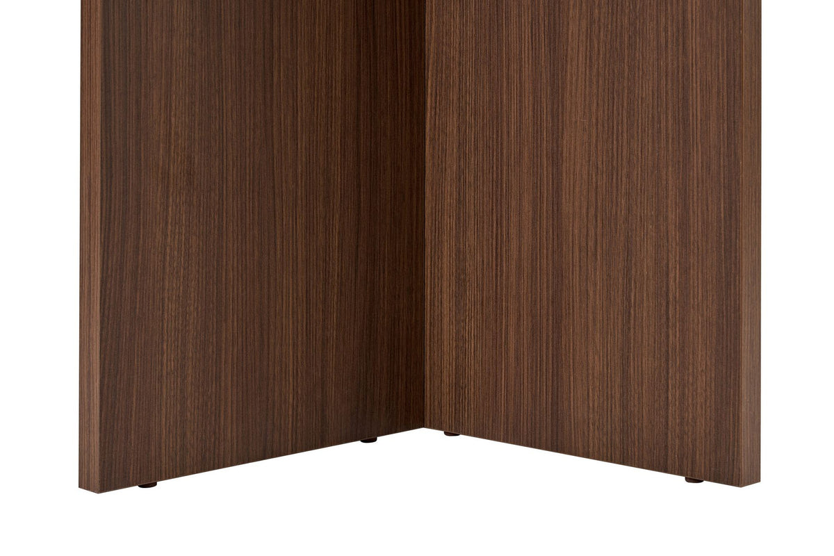 Rechteckiger Esstisch mit Tischplatte in Travertin-Optik und Milano-Walnuss-Farbton, Masse 180x90x75 cm, aus melaminbeschichteter Spanplatte.