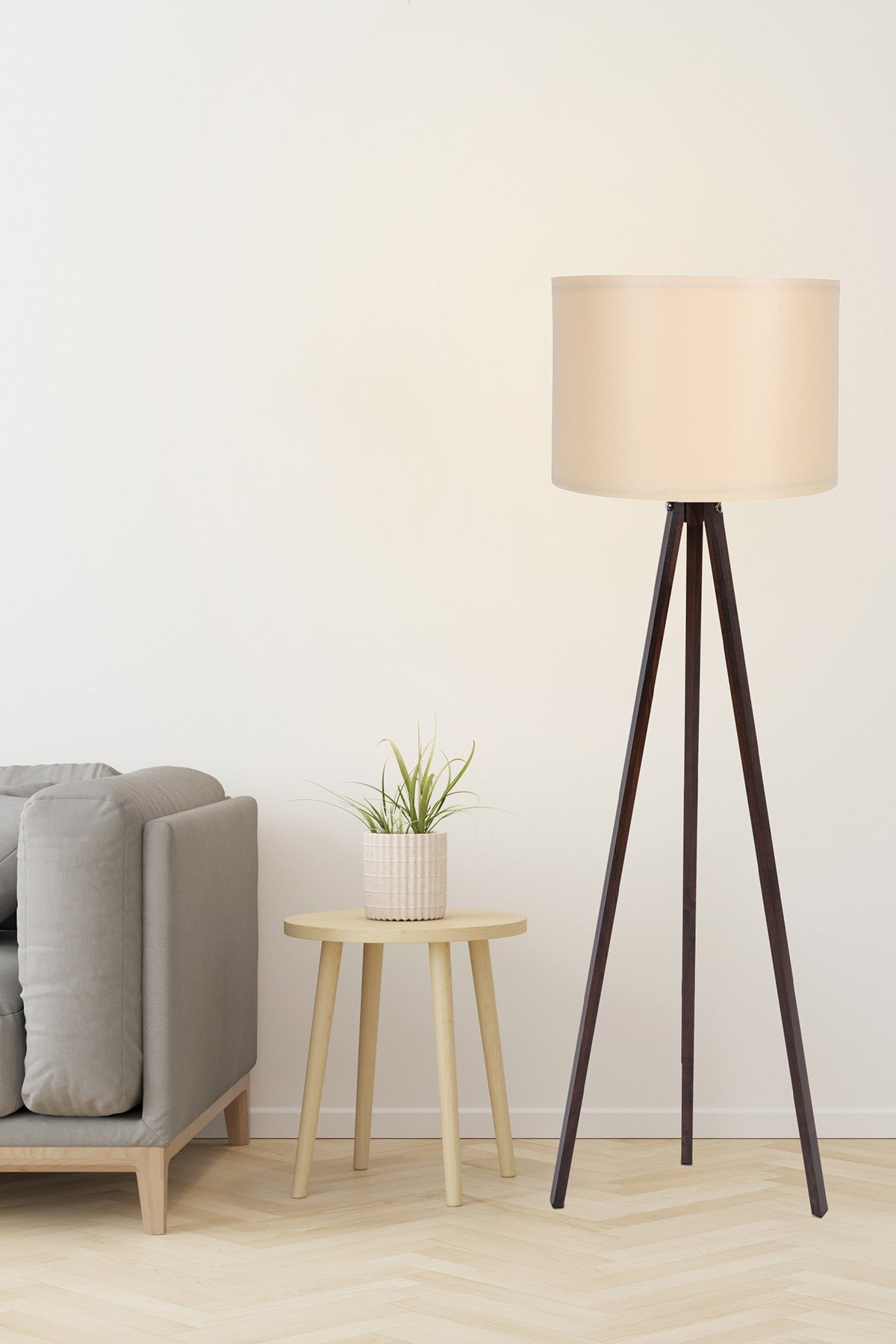 101 in Creme Walnuss präsentiert im Onlineshop von KAQTU Design AG. Stehleuchte ist von Opviq
