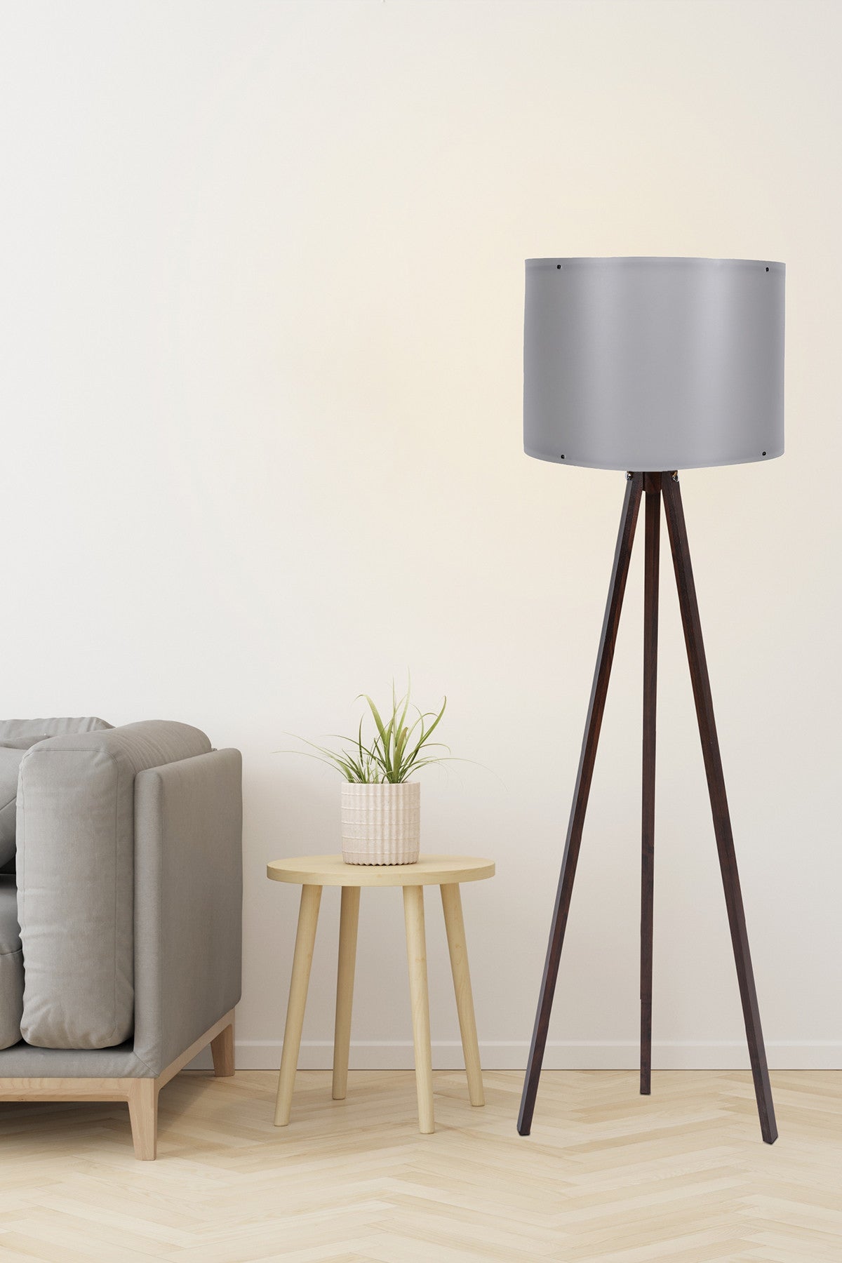103 in Grau Walnuss präsentiert im Onlineshop von KAQTU Design AG. Stehleuchte ist von Opviq