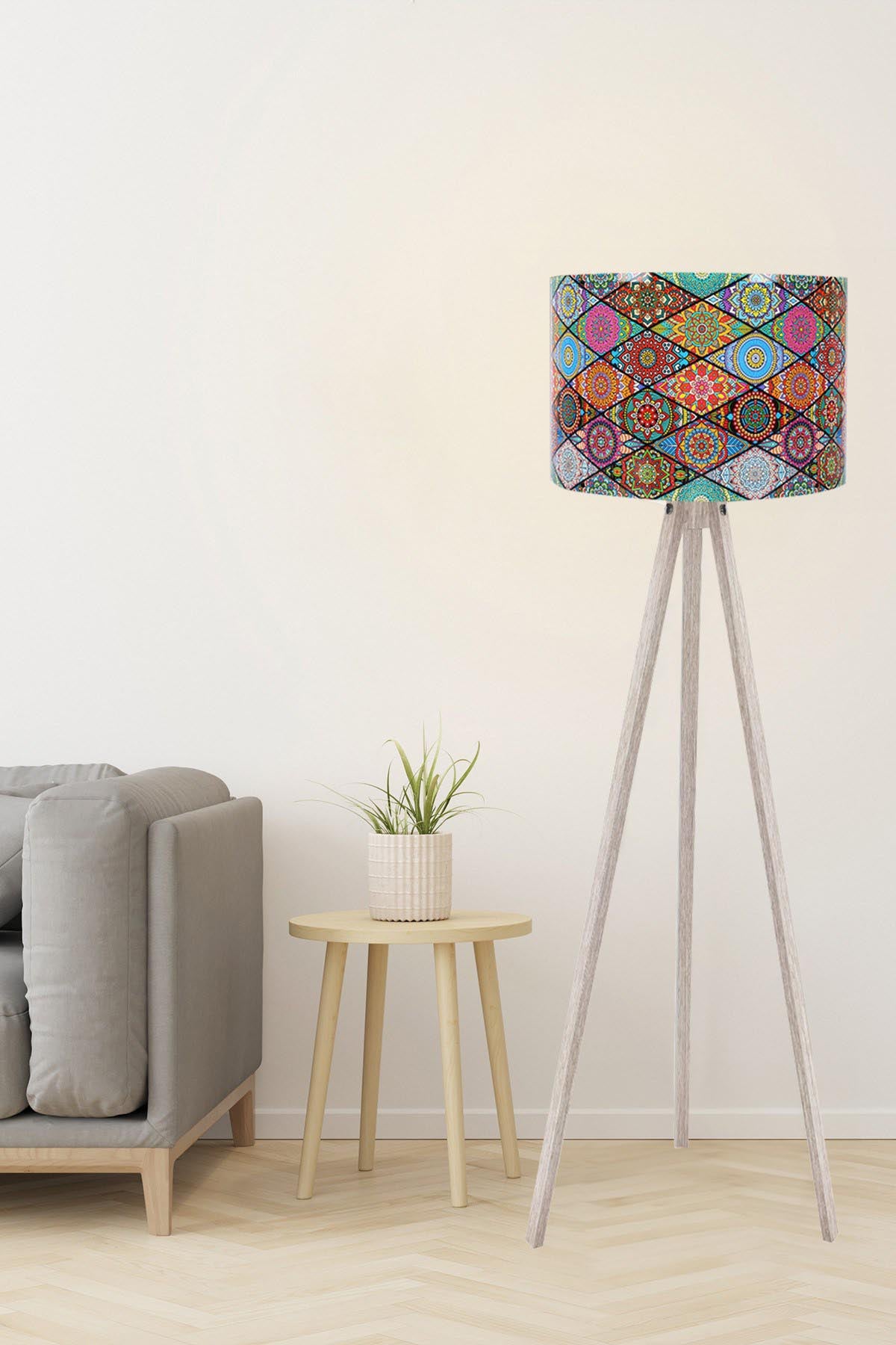 137 in Mehrfarbig präsentiert im Onlineshop von KAQTU Design AG. Stehleuchte ist von Opviq