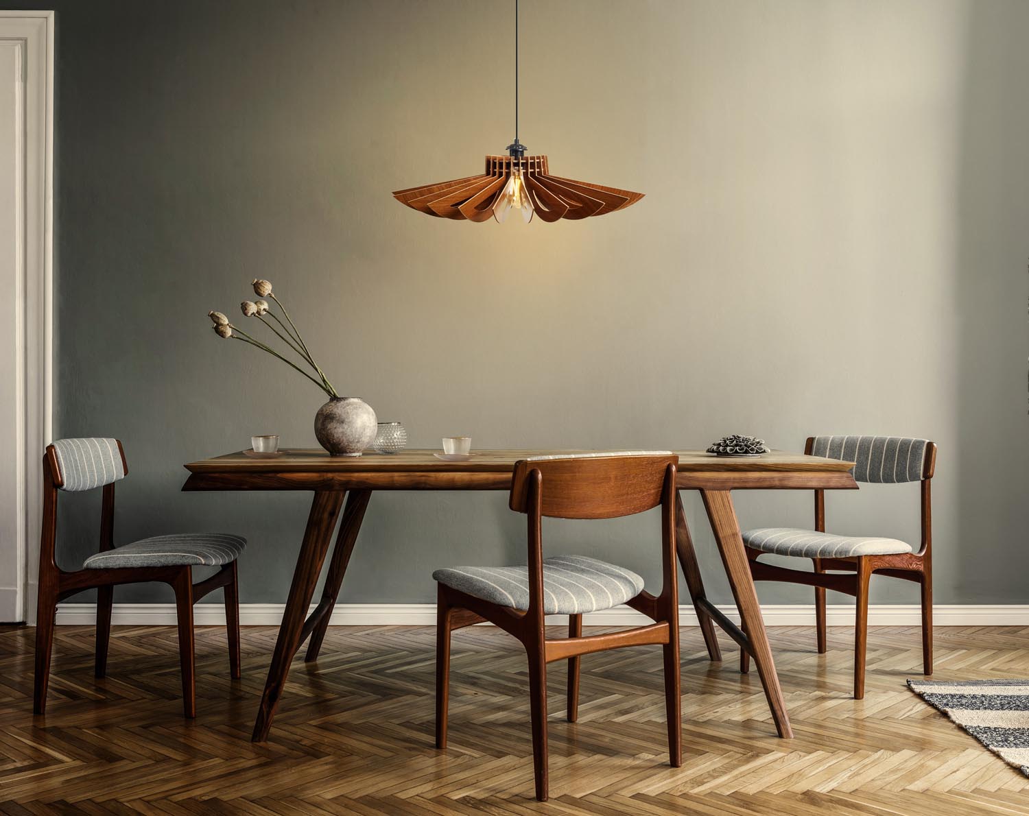159-T in Walnuss präsentiert im Onlineshop von KAQTU Design AG. Pendelleuchte ist von Opviq