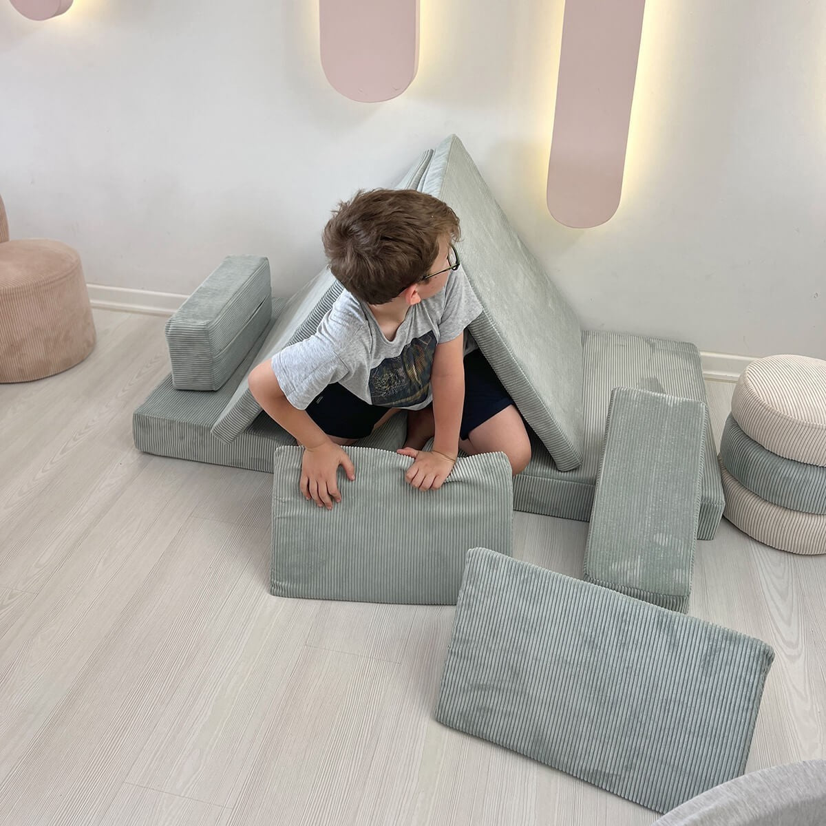 Puzzle - Blue in Blau präsentiert im Onlineshop von KAQTU Design AG. Bettsofa ist von Atelier Del Sofa