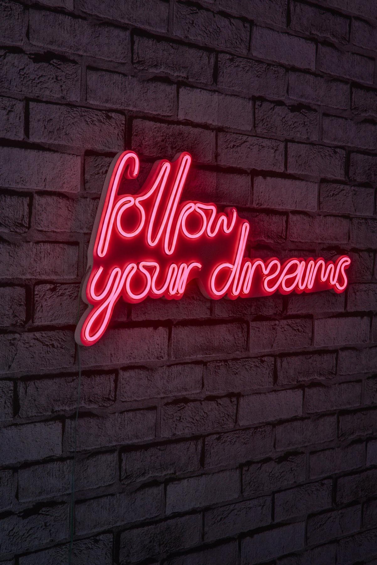 Follow Your Dreams - Red in Rot präsentiert im Onlineshop von KAQTU Design AG. Wandleuchte ist von Wallity