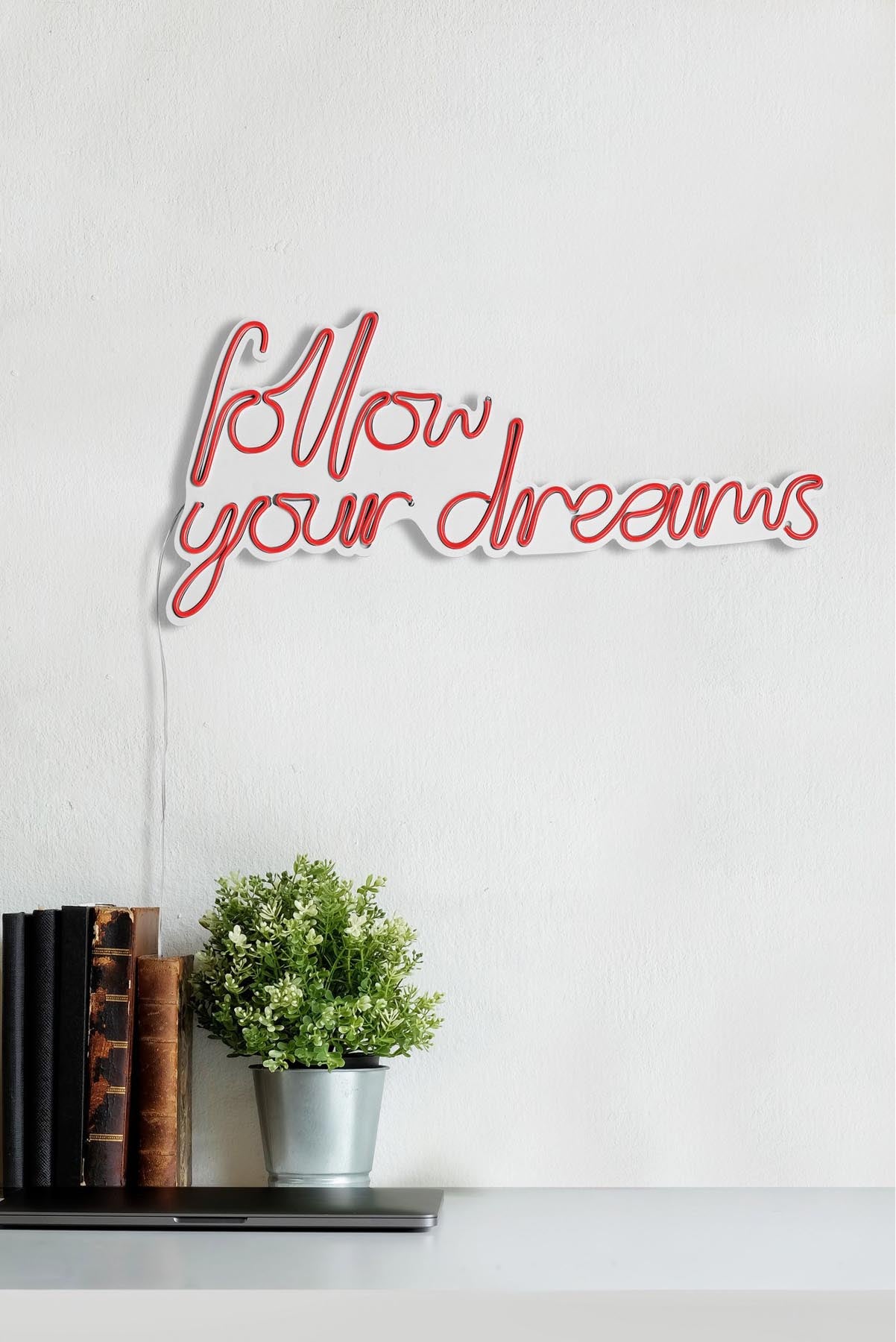 Follow Your Dreams - Red in Rot präsentiert im Onlineshop von KAQTU Design AG. Wandleuchte ist von Wallity