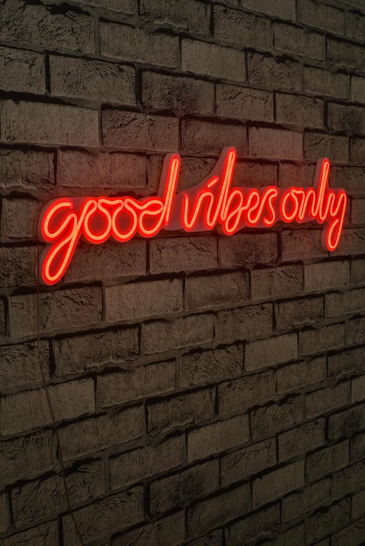 Good Vibes Only - Red in Rot präsentiert im Onlineshop von KAQTU Design AG. Wandleuchte ist von Wallity