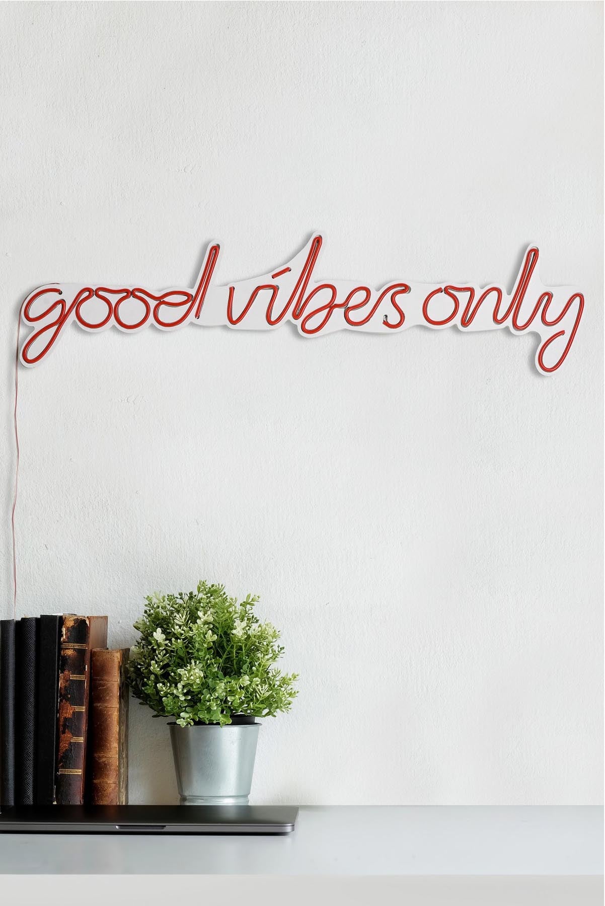 Good Vibes Only - Red in Rot präsentiert im Onlineshop von KAQTU Design AG. Wandleuchte ist von Wallity