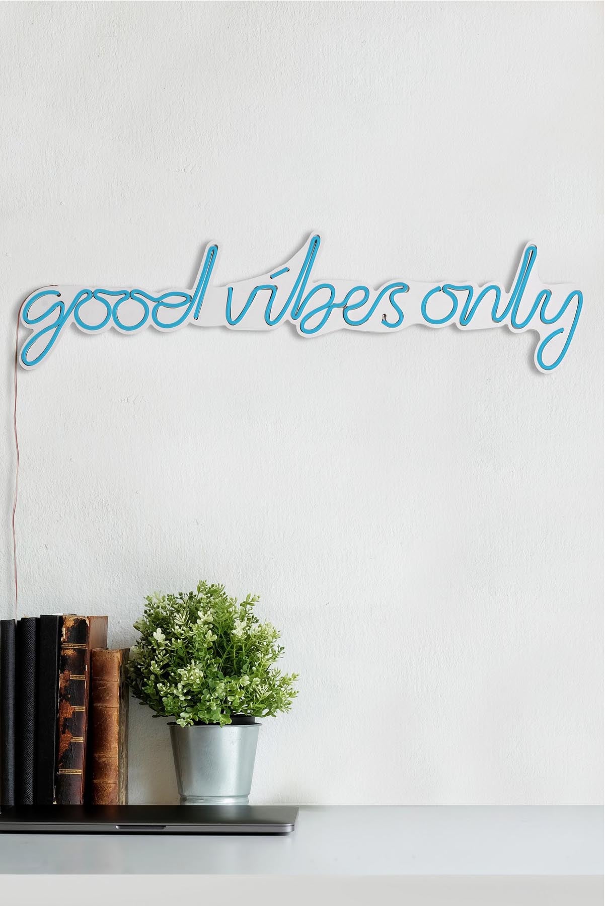Good Vibes Only - Blue in Blau präsentiert im Onlineshop von KAQTU Design AG. Wandleuchte ist von Wallity