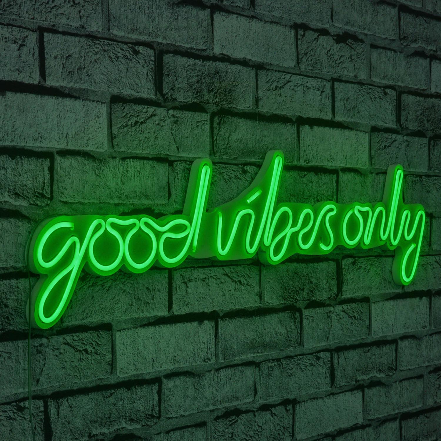 Good Vibes Only - Green in Grün präsentiert im Onlineshop von KAQTU Design AG. Wandleuchte ist von Wallity