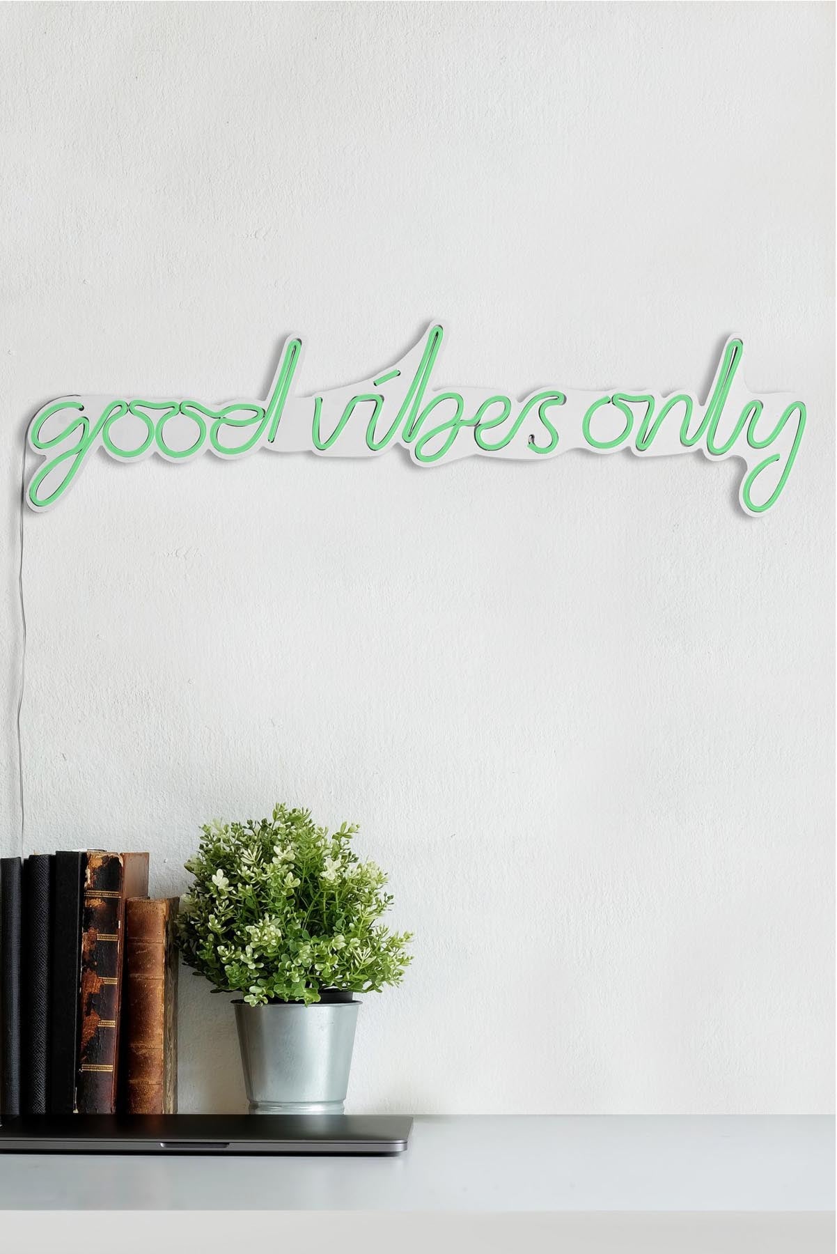 Good Vibes Only - Green in Grün präsentiert im Onlineshop von KAQTU Design AG. Wandleuchte ist von Wallity