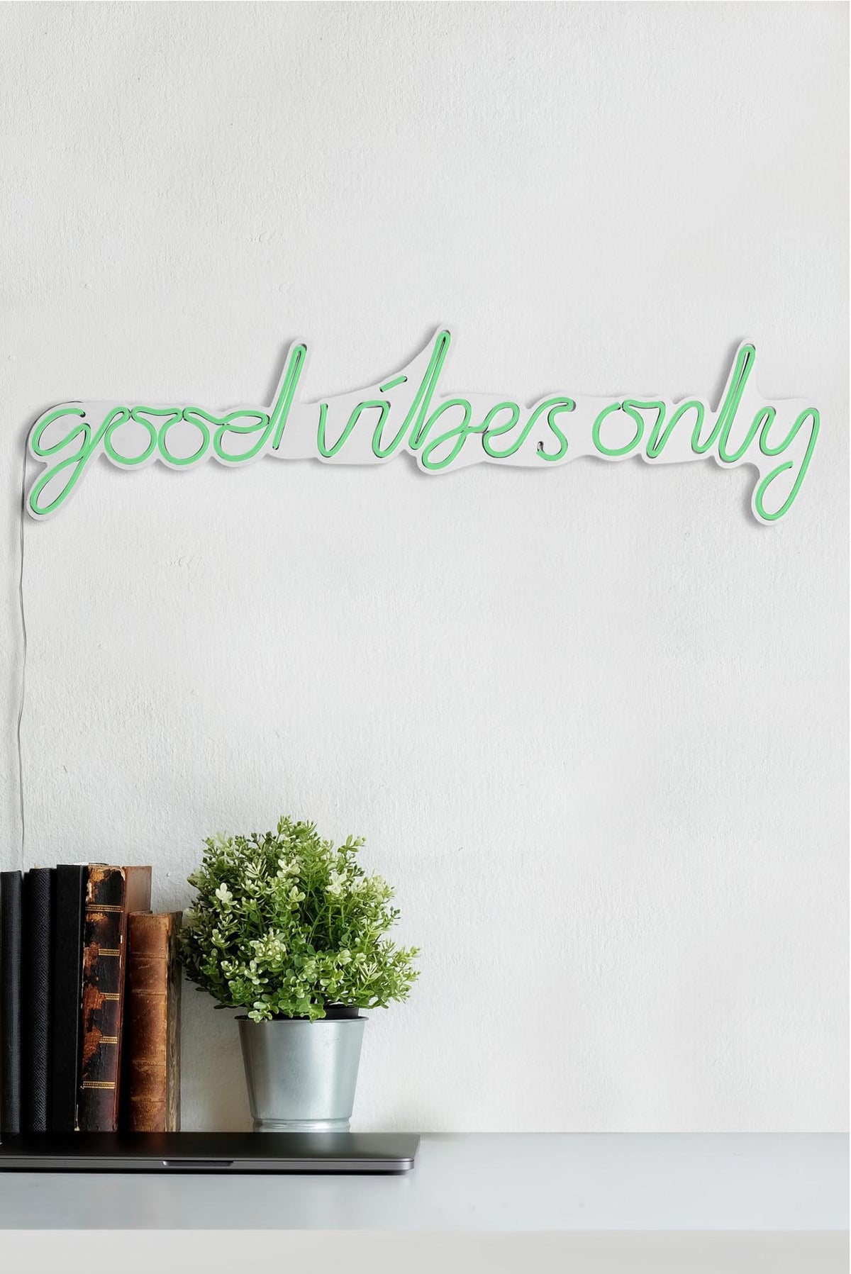 Good Vibes Only Wandleuchte - Grün in Grün präsentiert im Onlineshop von KAQTU Design AG. Wandleuchte ist von Wallity