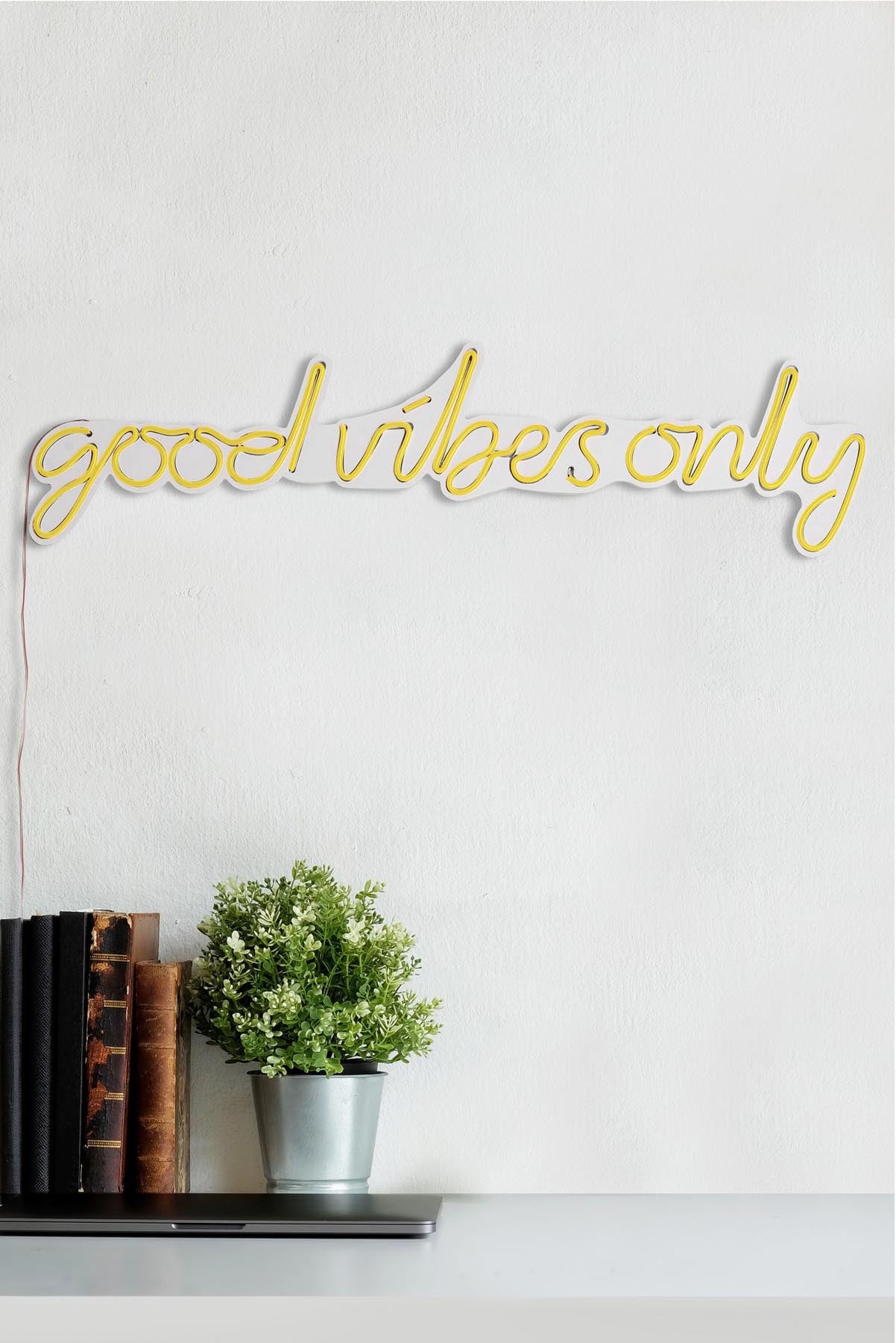 Good Vibes Only - Yellow in Gelb präsentiert im Onlineshop von KAQTU Design AG. Wandleuchte ist von Wallity